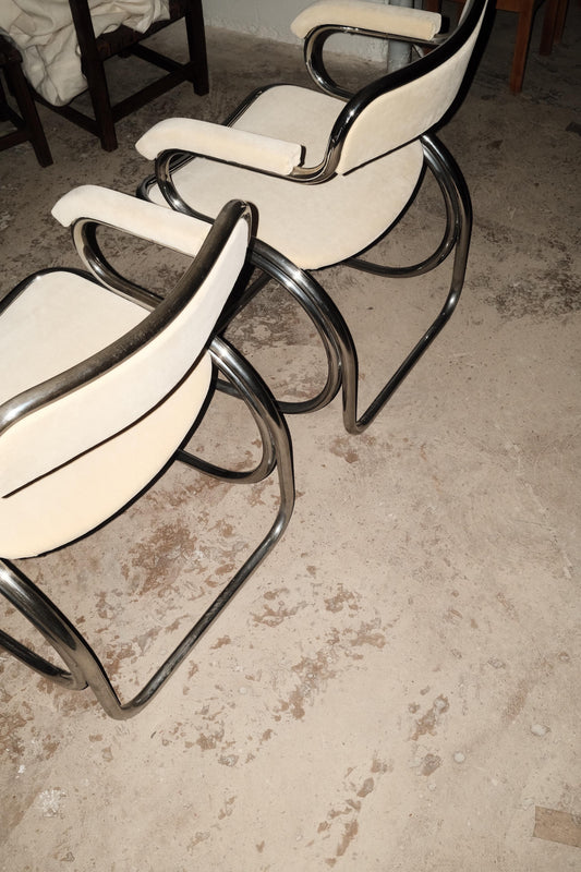 Pair of curved chromed steel chairs, Space Age 1970s