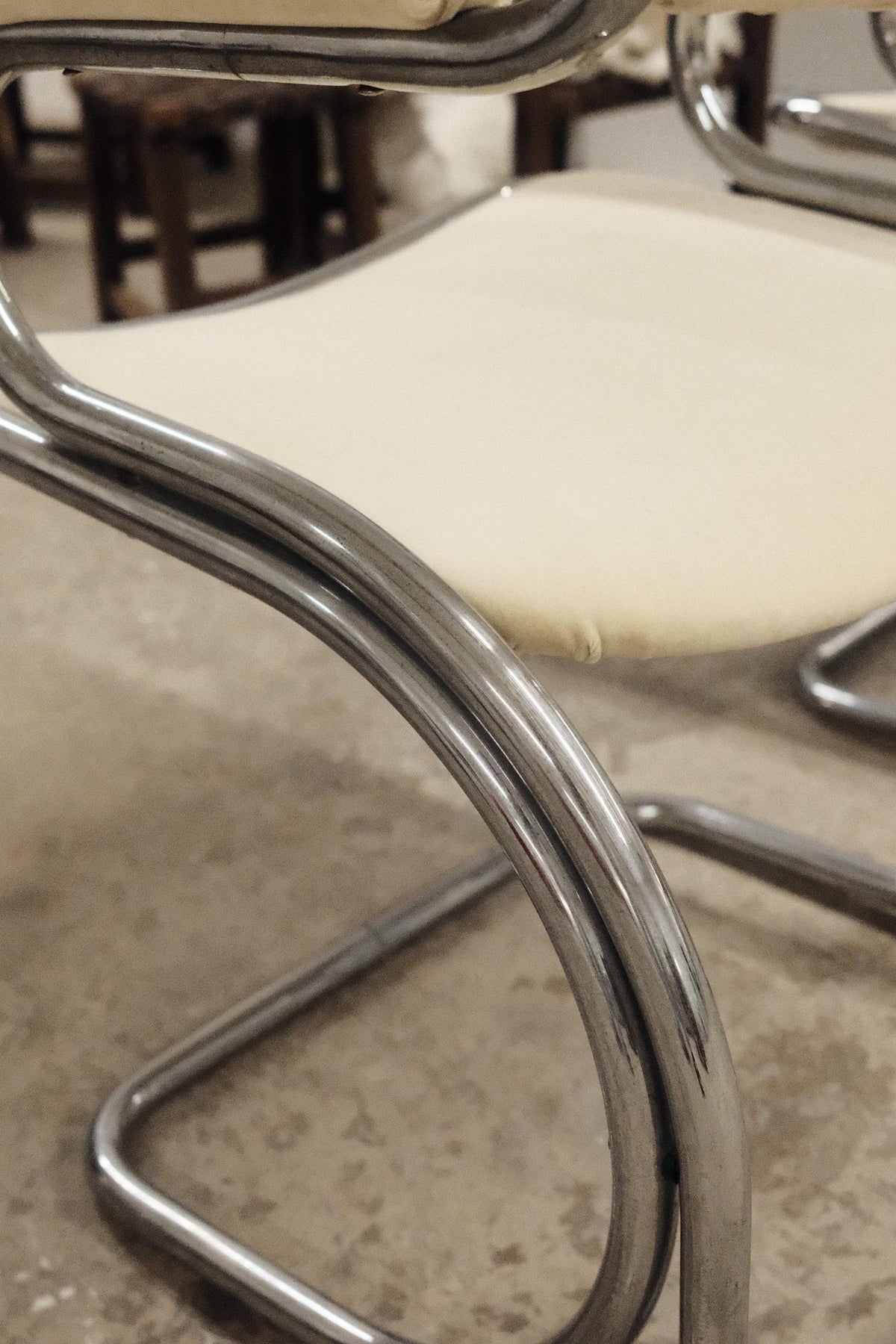 Pair of curved chromed steel chairs, Space Age 1970s