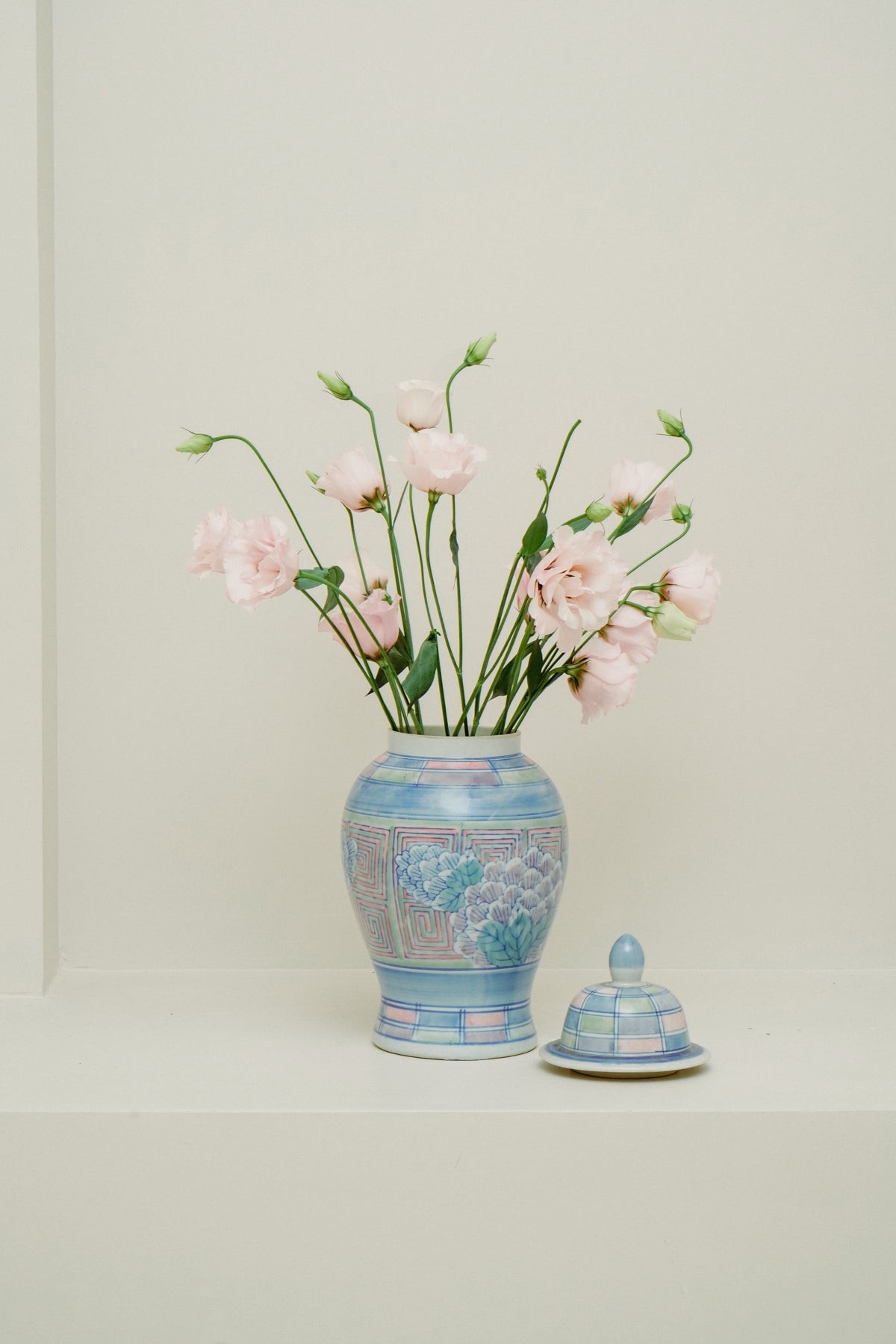 Chinoiserie porcelain temple jar, turquoise with flowers
