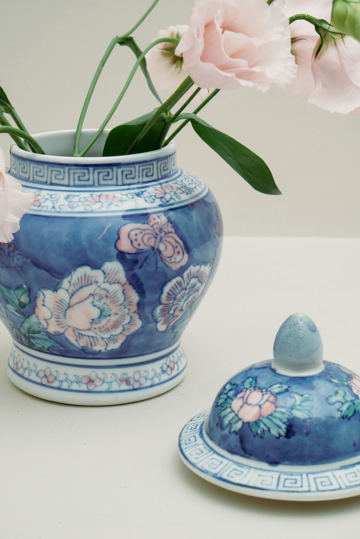 Chinoiserie porcelain temple jar, blue with flowers