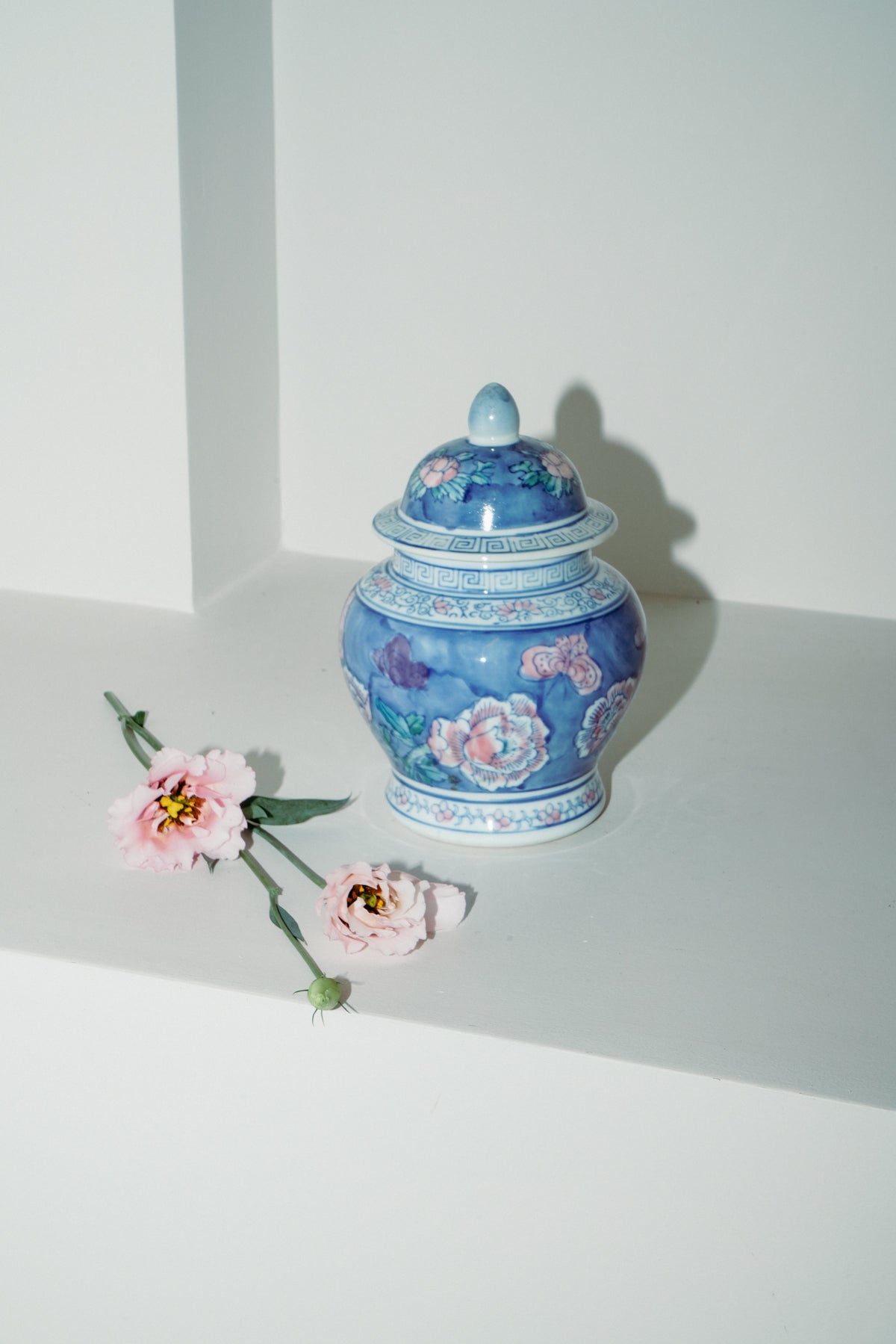 Chinoiserie porcelain temple jar, blue with flowers