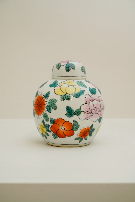 Chinoiserie porcelain temple jar, white with flowers