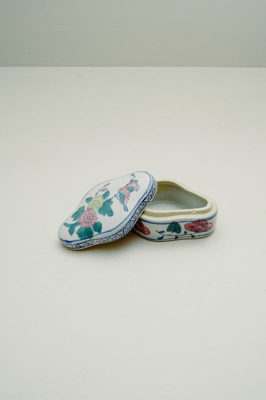 Chinoiserie porcelain pill box
