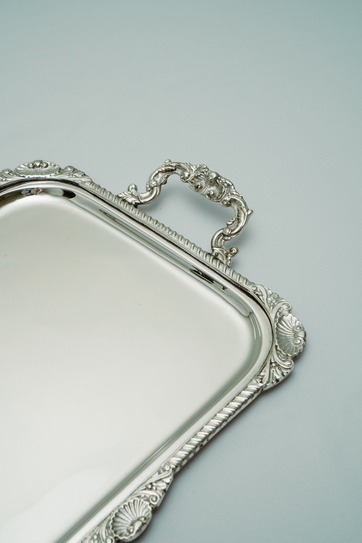 Tray with shell details