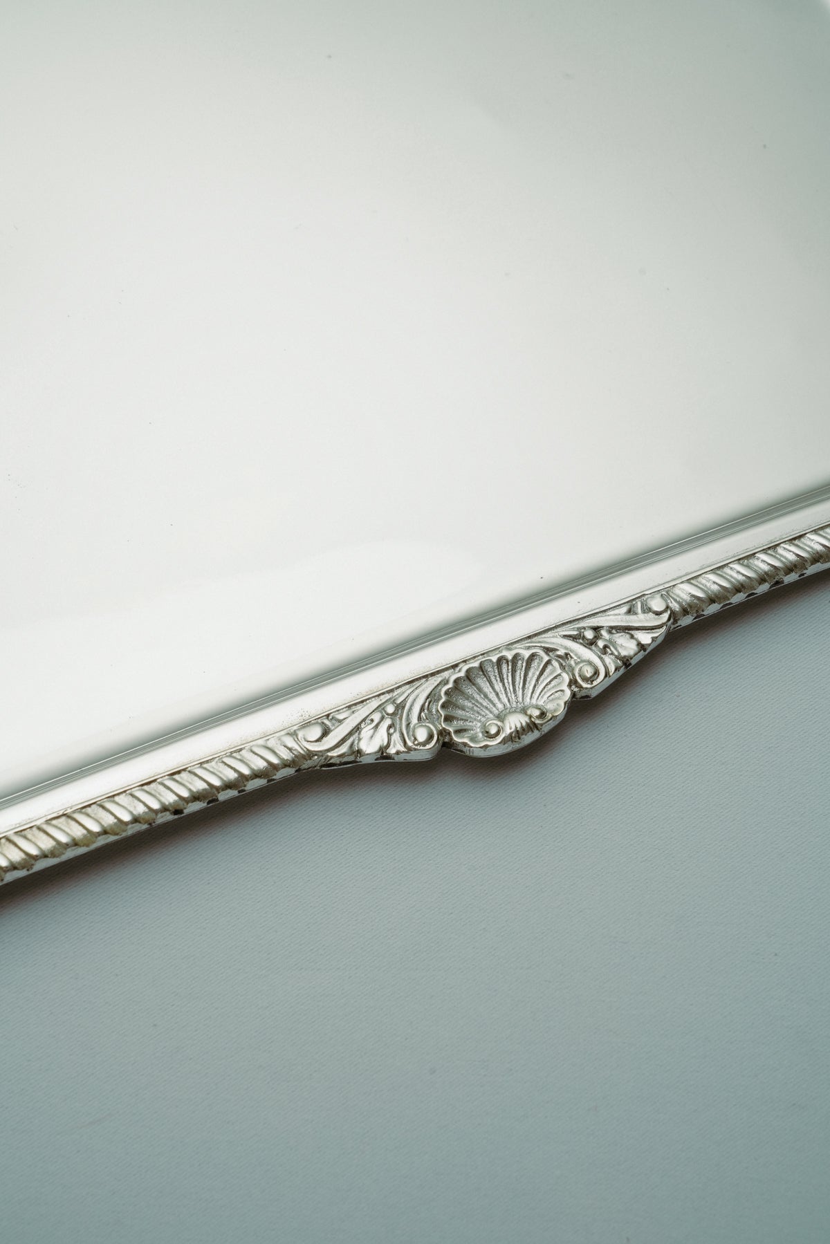 Tray with shell details