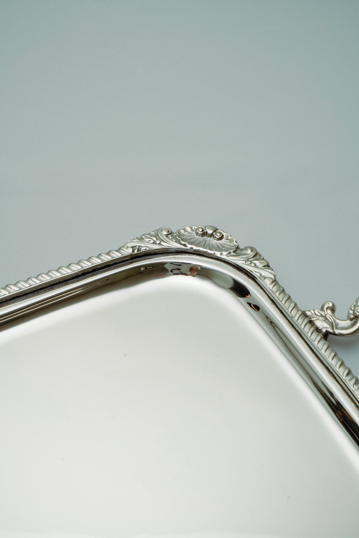 Tray with shell details