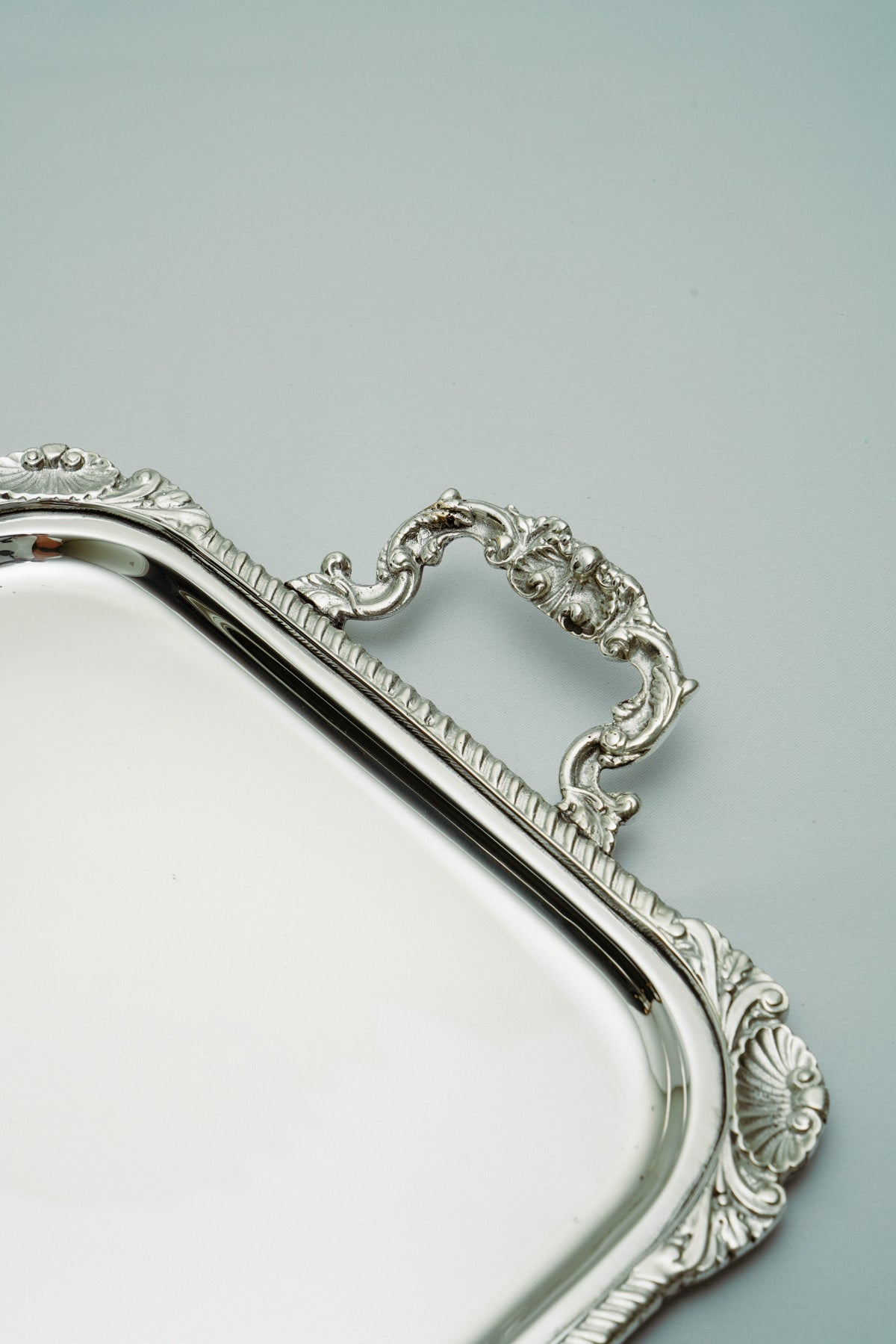 Tray with shell details