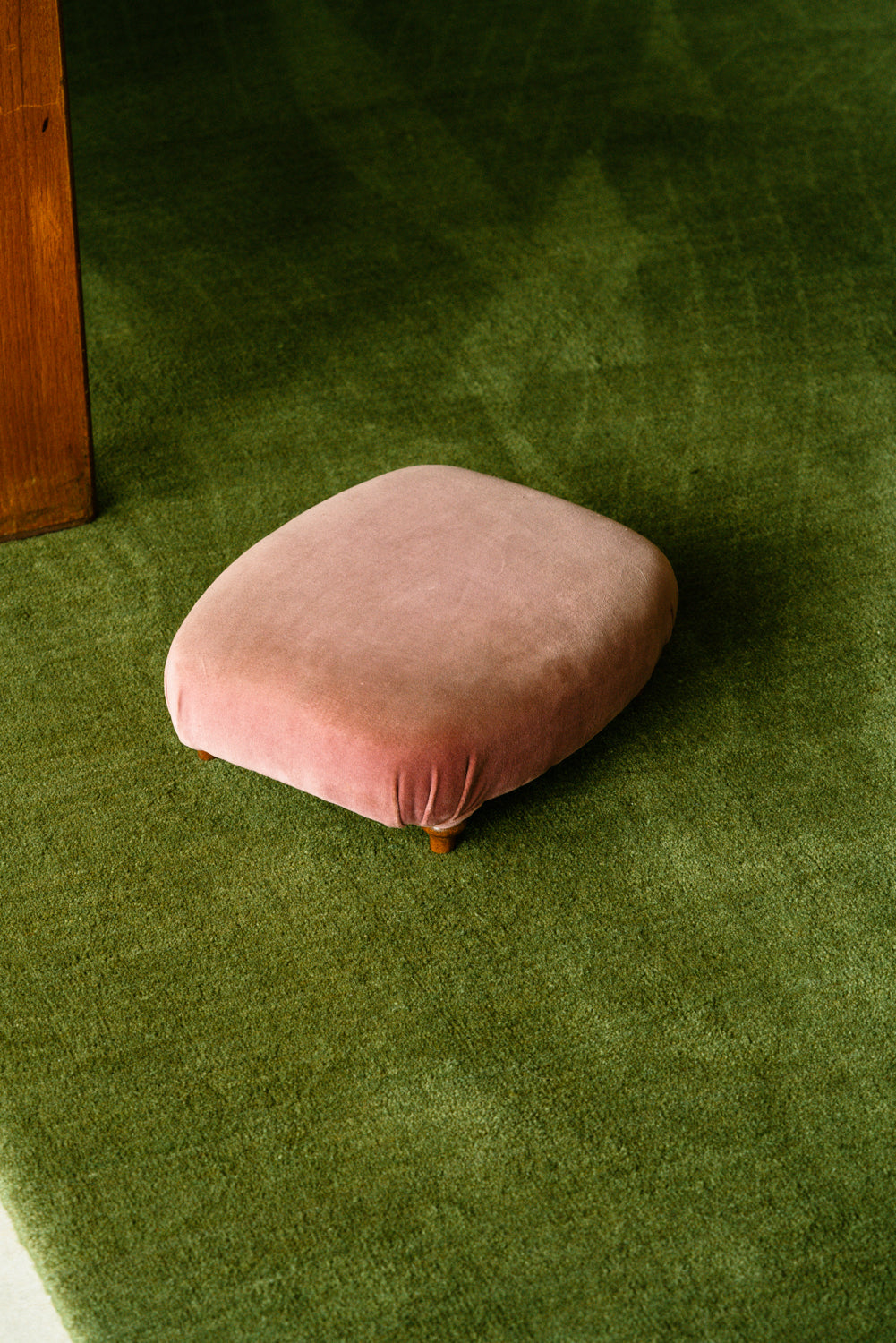 Antique ottoman in pink velvet