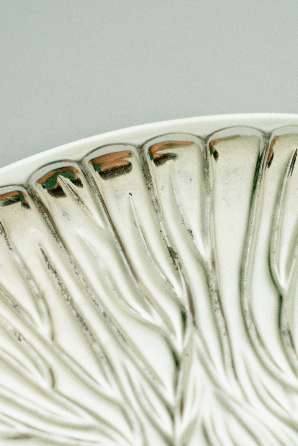 Round plate with raised details