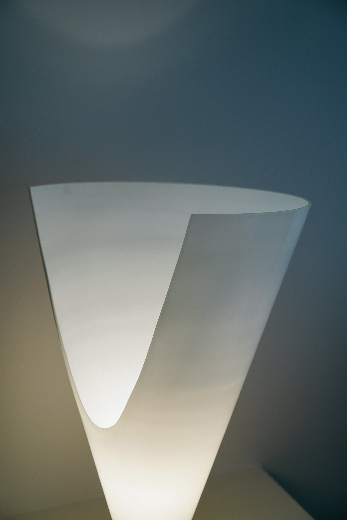 White glass table lamp, 1980s