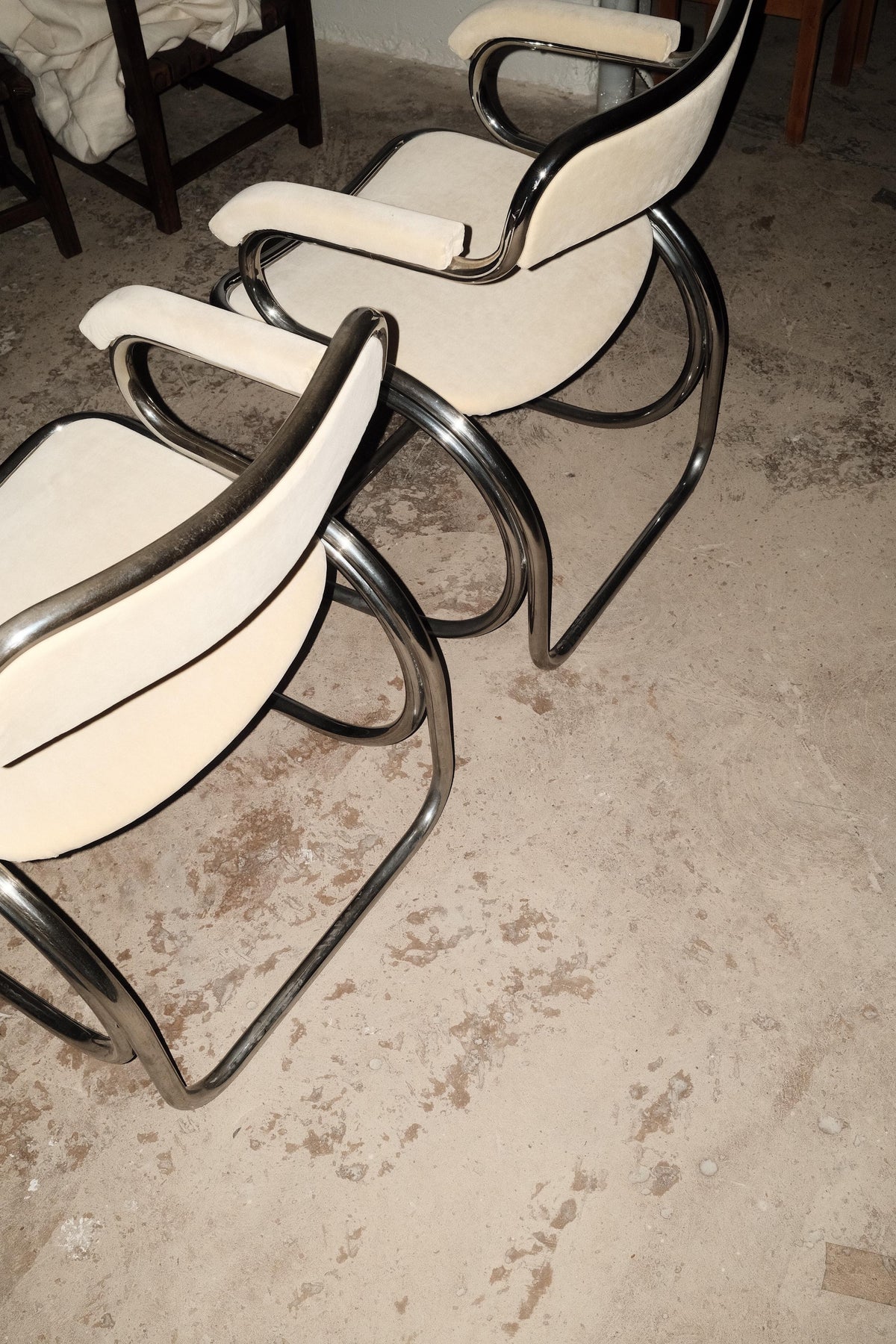 Pair of curved chromed steel chairs, Space Age 1970s