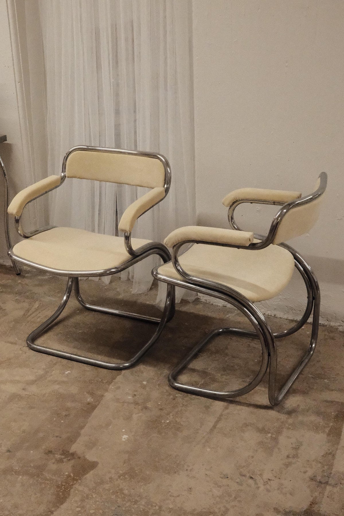 Pair of curved chromed steel chairs, Space Age 1970s