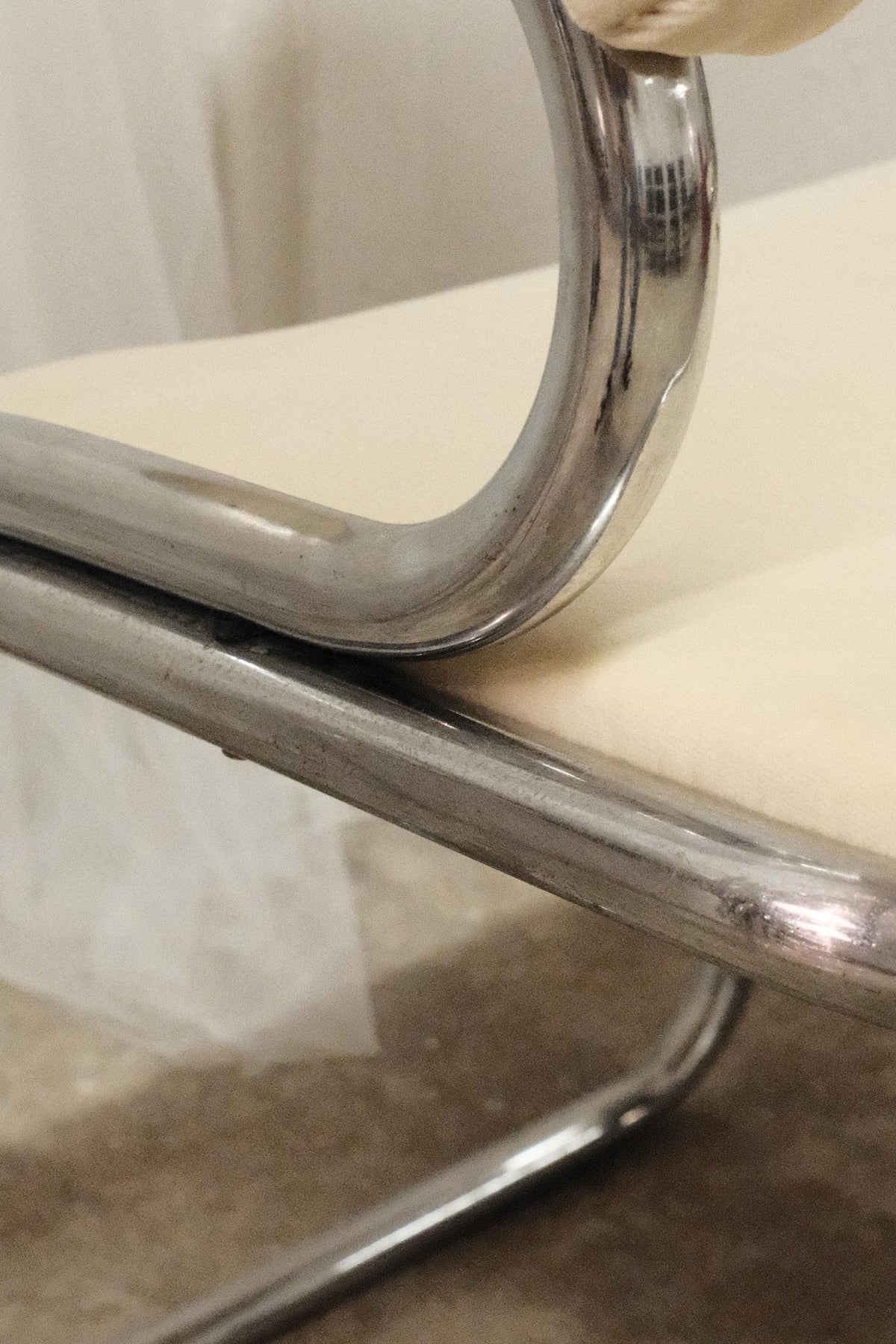 Pair of curved chromed steel chairs, Space Age 1970s