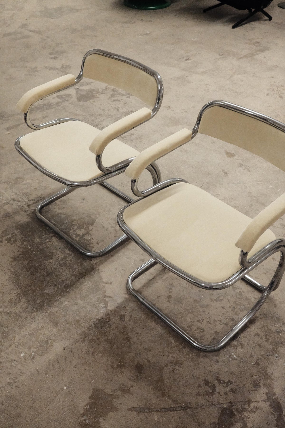 Pair of curved chromed steel chairs, Space Age 1970s