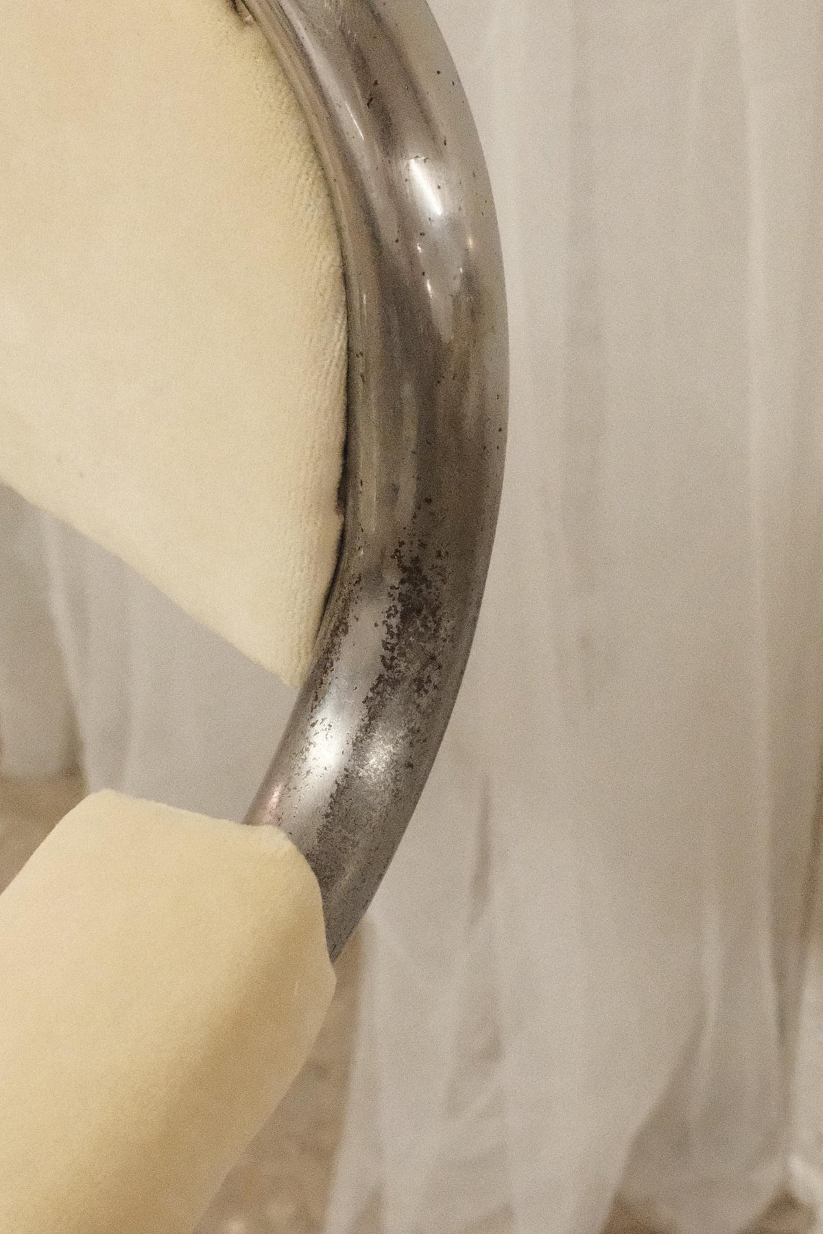 Pair of curved chromed steel chairs, Space Age 1970s