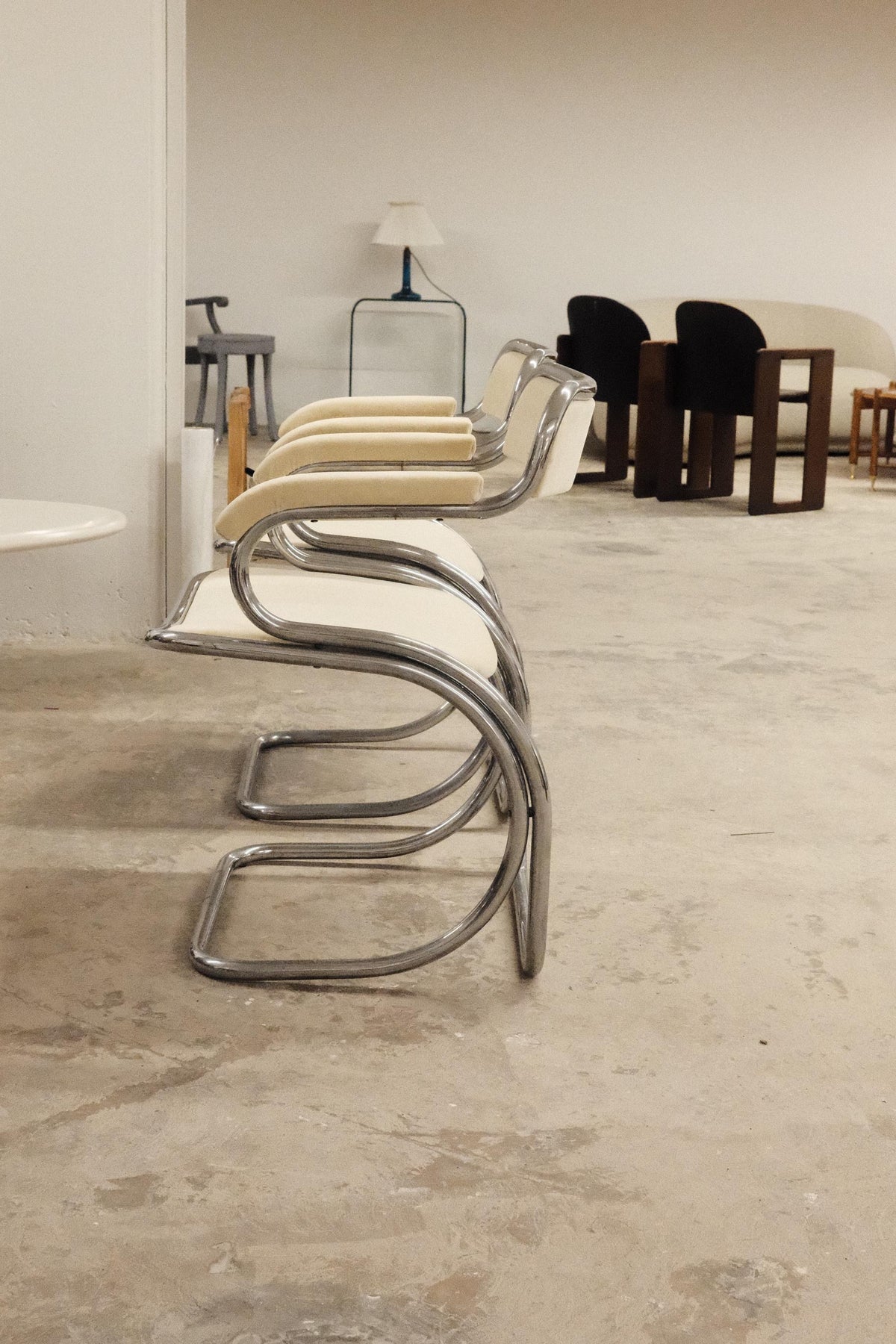 Pair of curved chromed steel chairs, Space Age 1970s