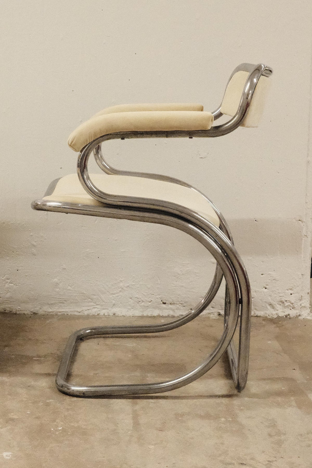 Pair of curved chromed steel chairs, Space Age 1970s