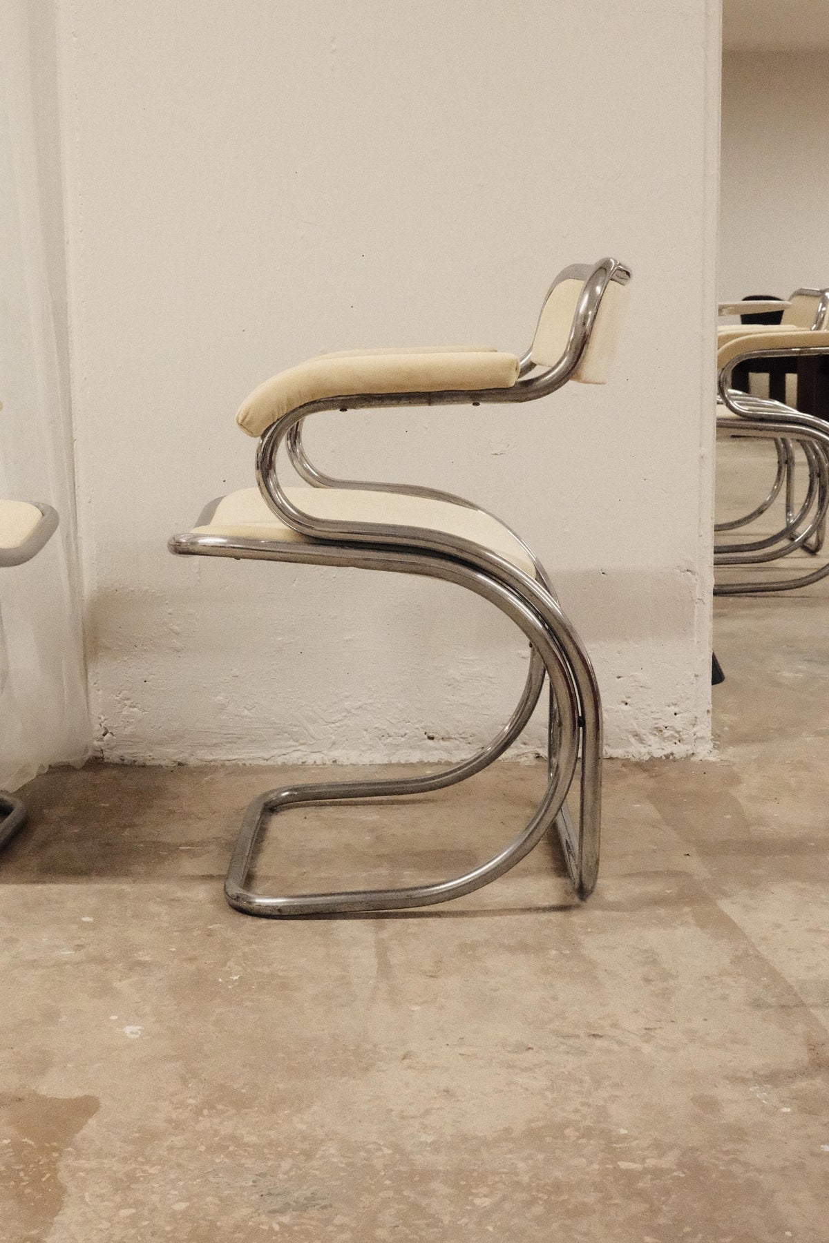 Pair of curved chromed steel chairs, Space Age 1970s