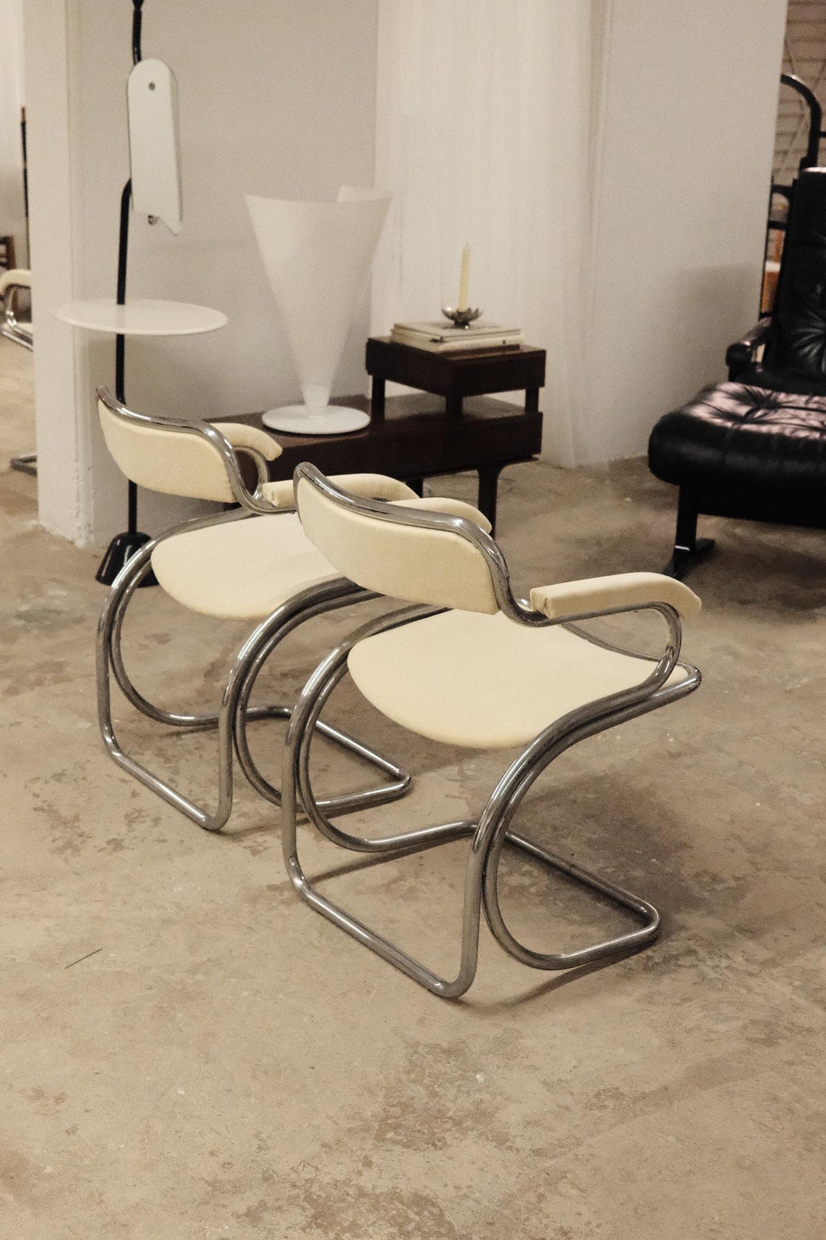 Pair of curved chromed steel chairs, Space Age 1970s