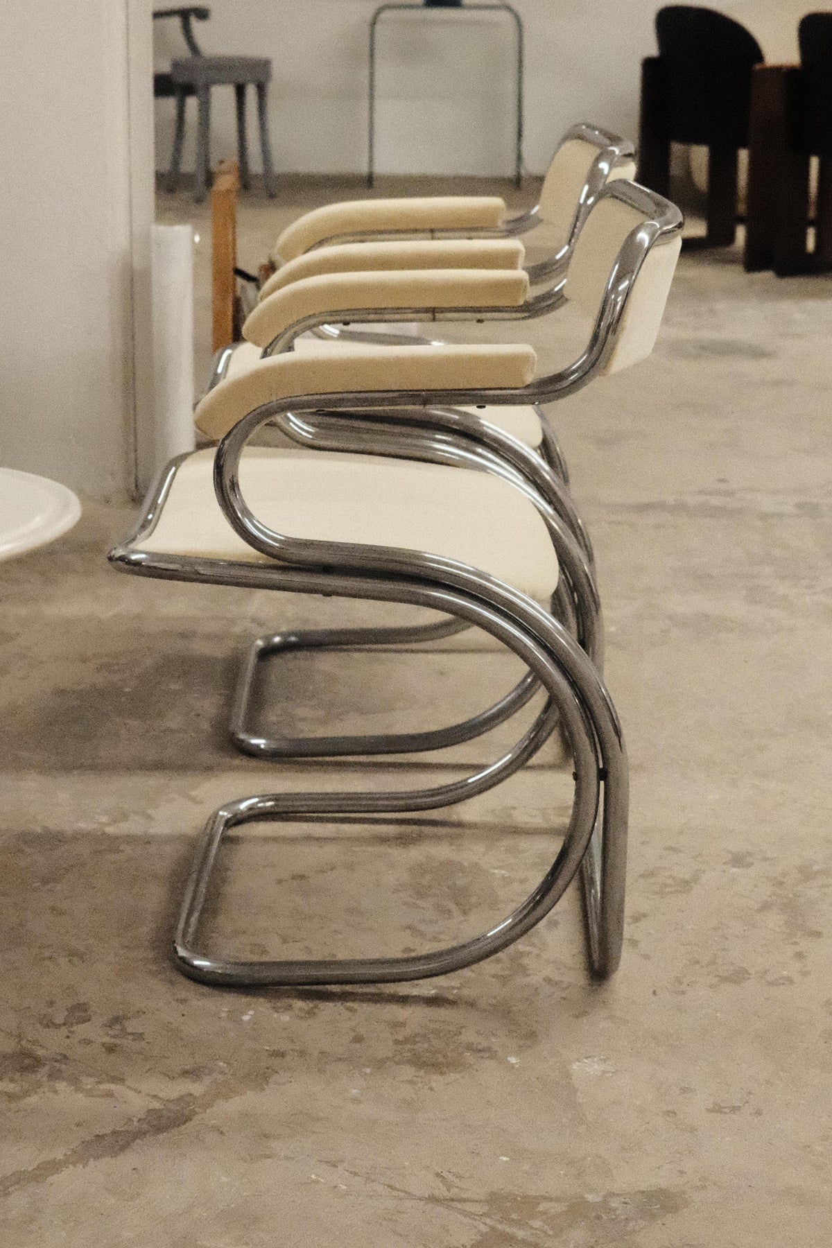 Pair of curved chromed steel chairs, Space Age 1970s