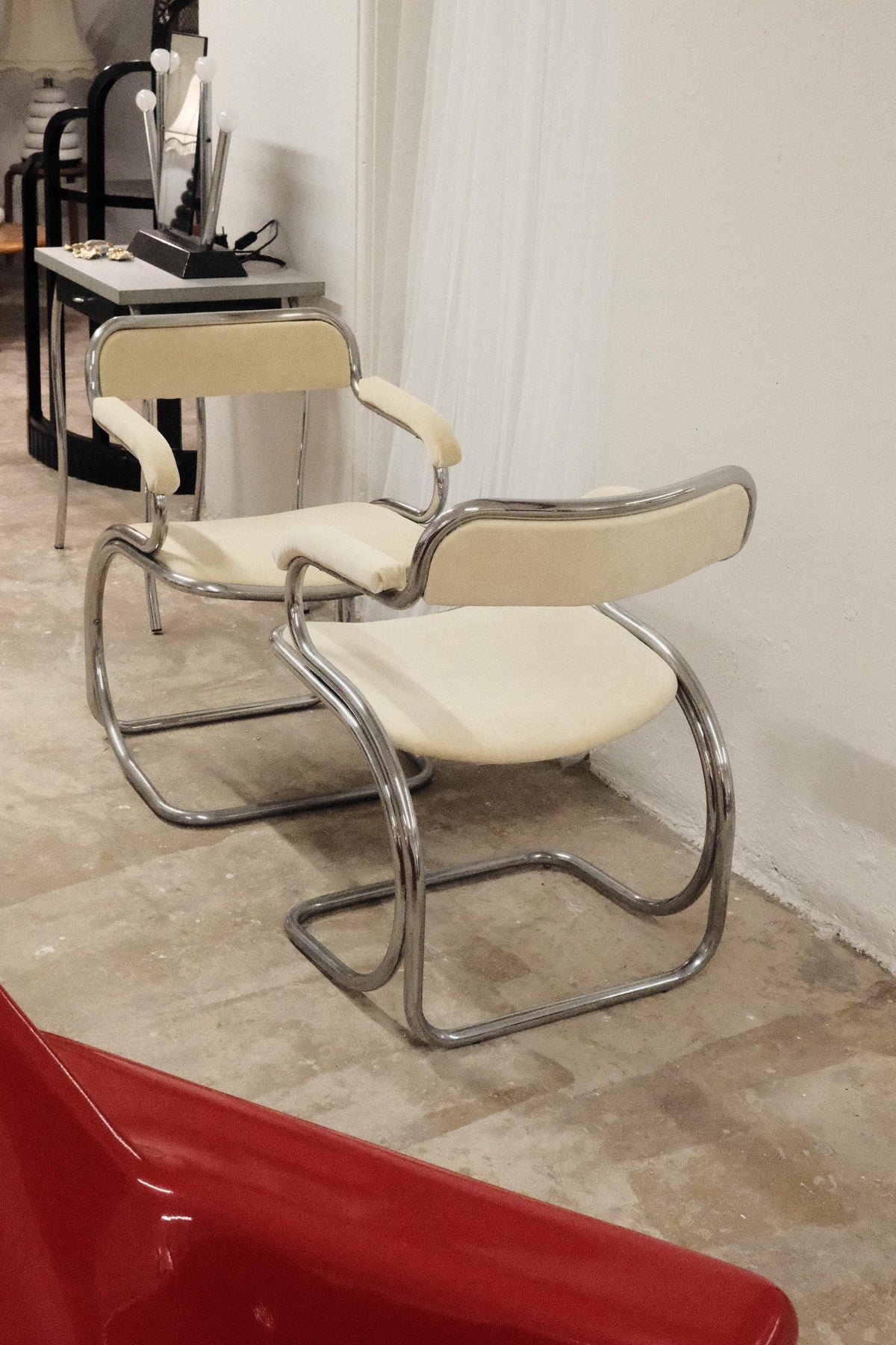 Pair of curved chromed steel chairs, Space Age 1970s