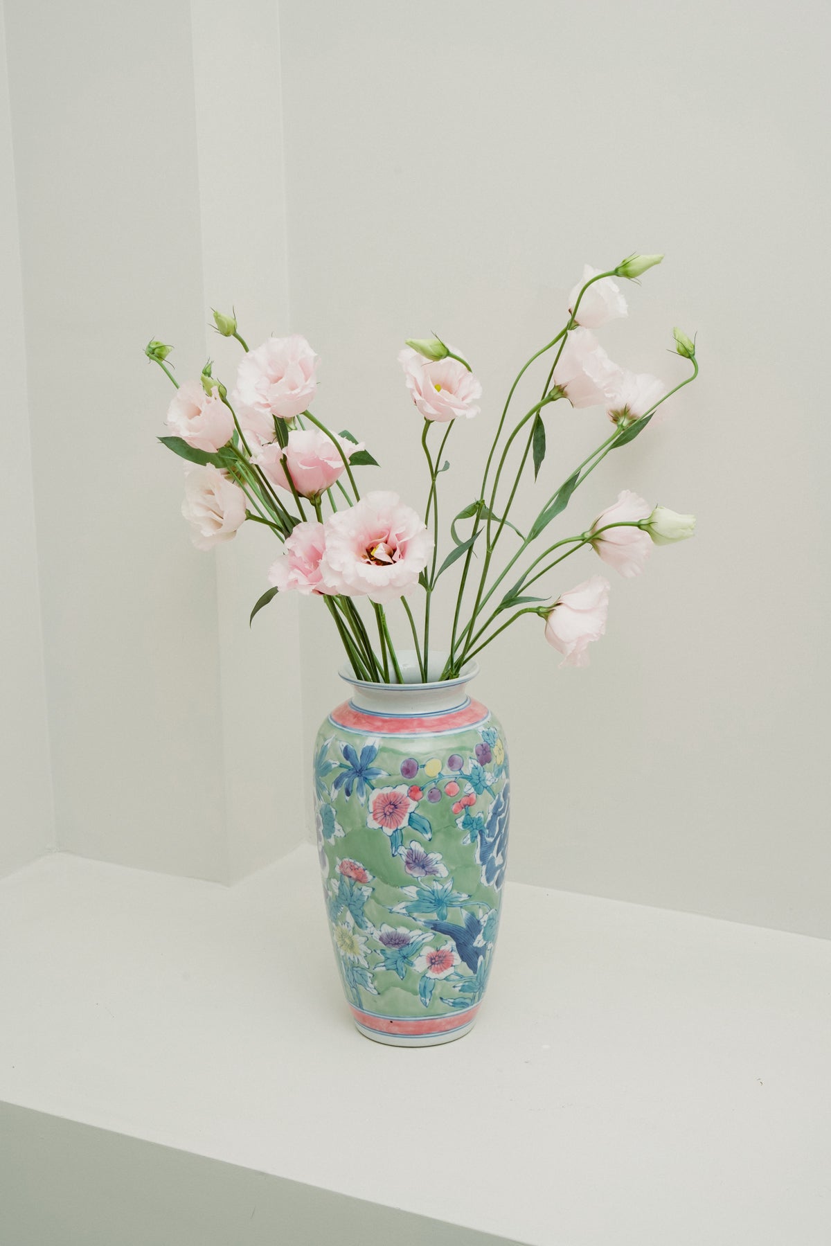 Chinoiserie porcelain vase, green with flowers