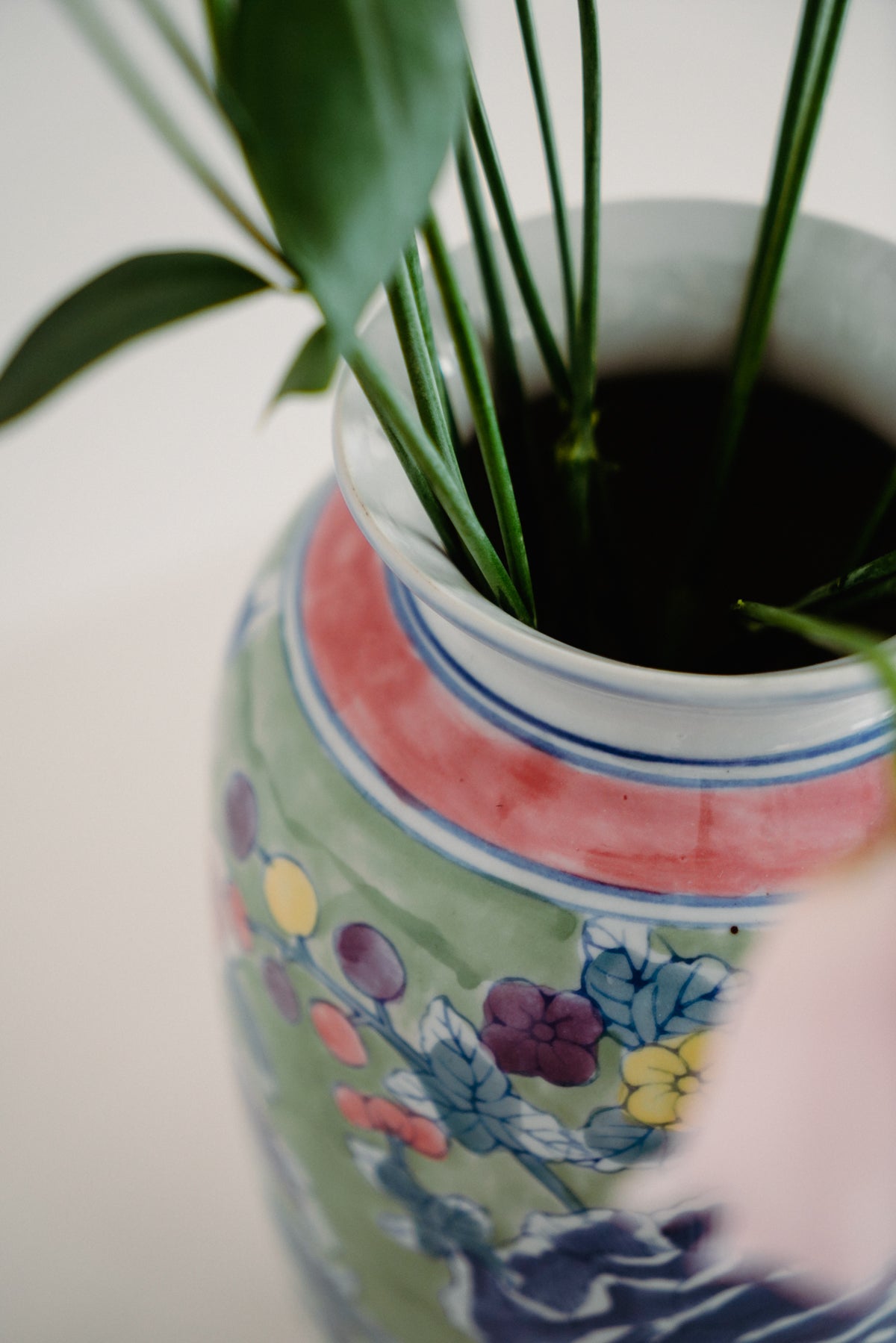 Chinoiserie porcelain vase, green with flowers