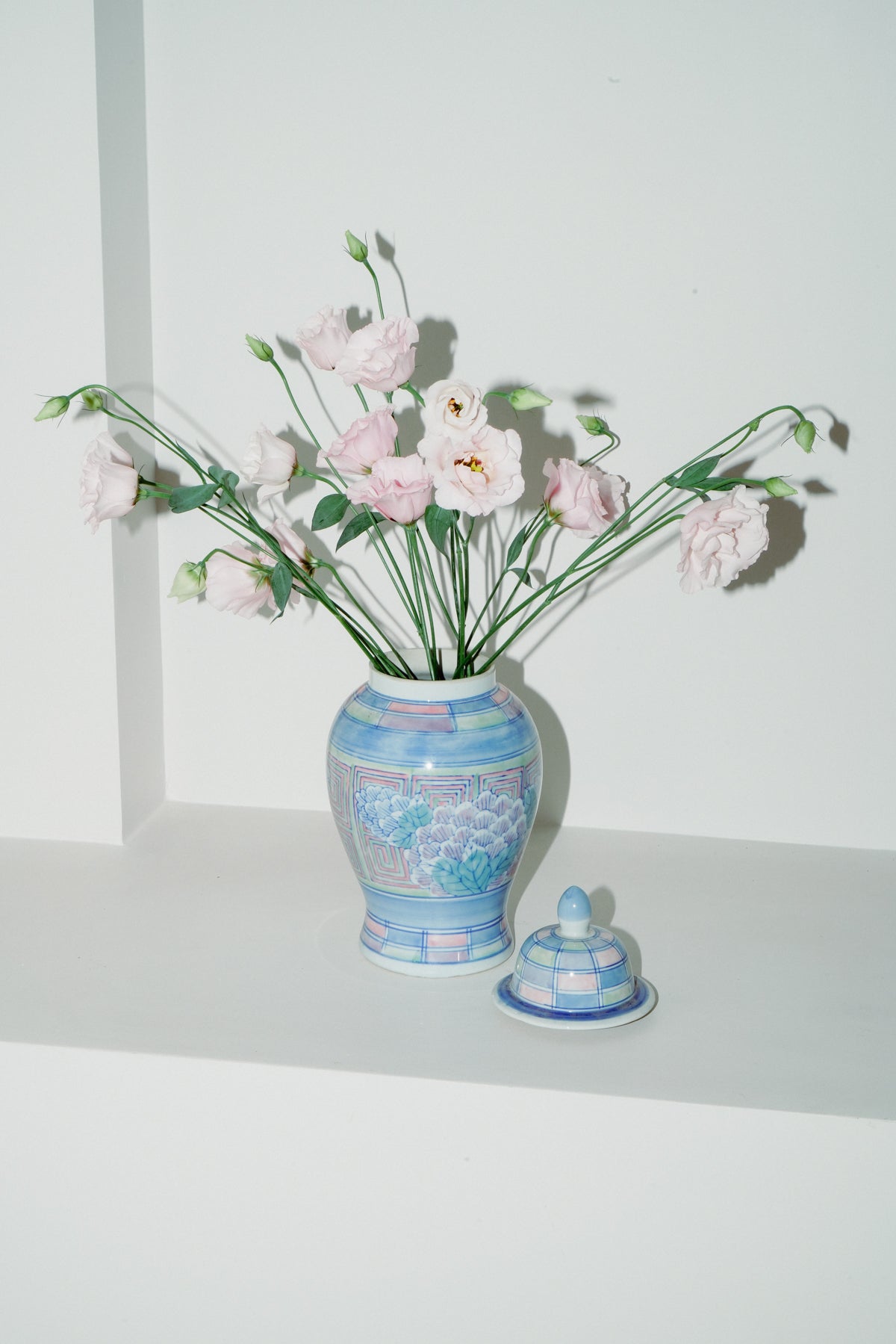 Chinoiserie porcelain temple jar, turquoise with flowers