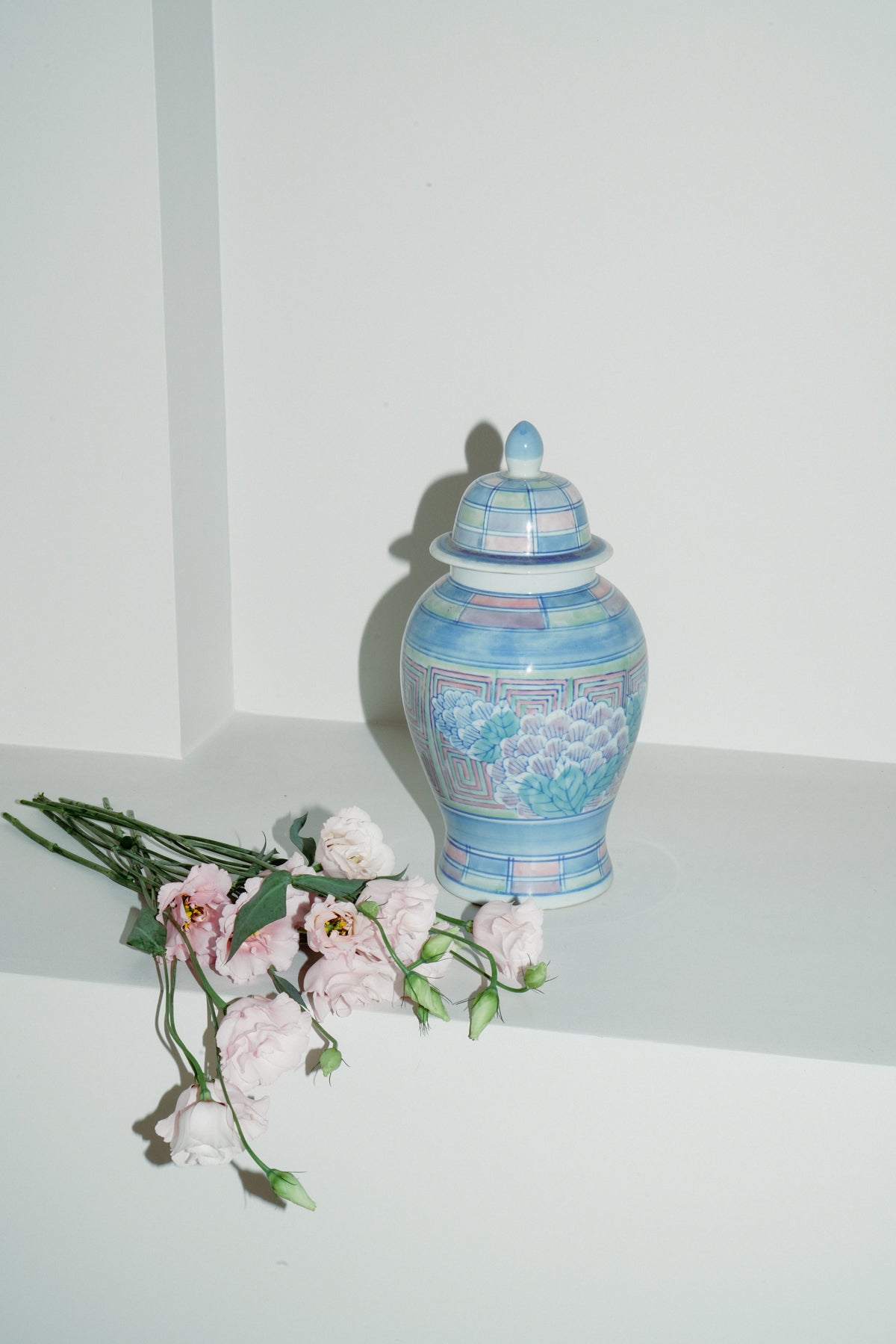 Chinoiserie porcelain temple jar, turquoise with flowers