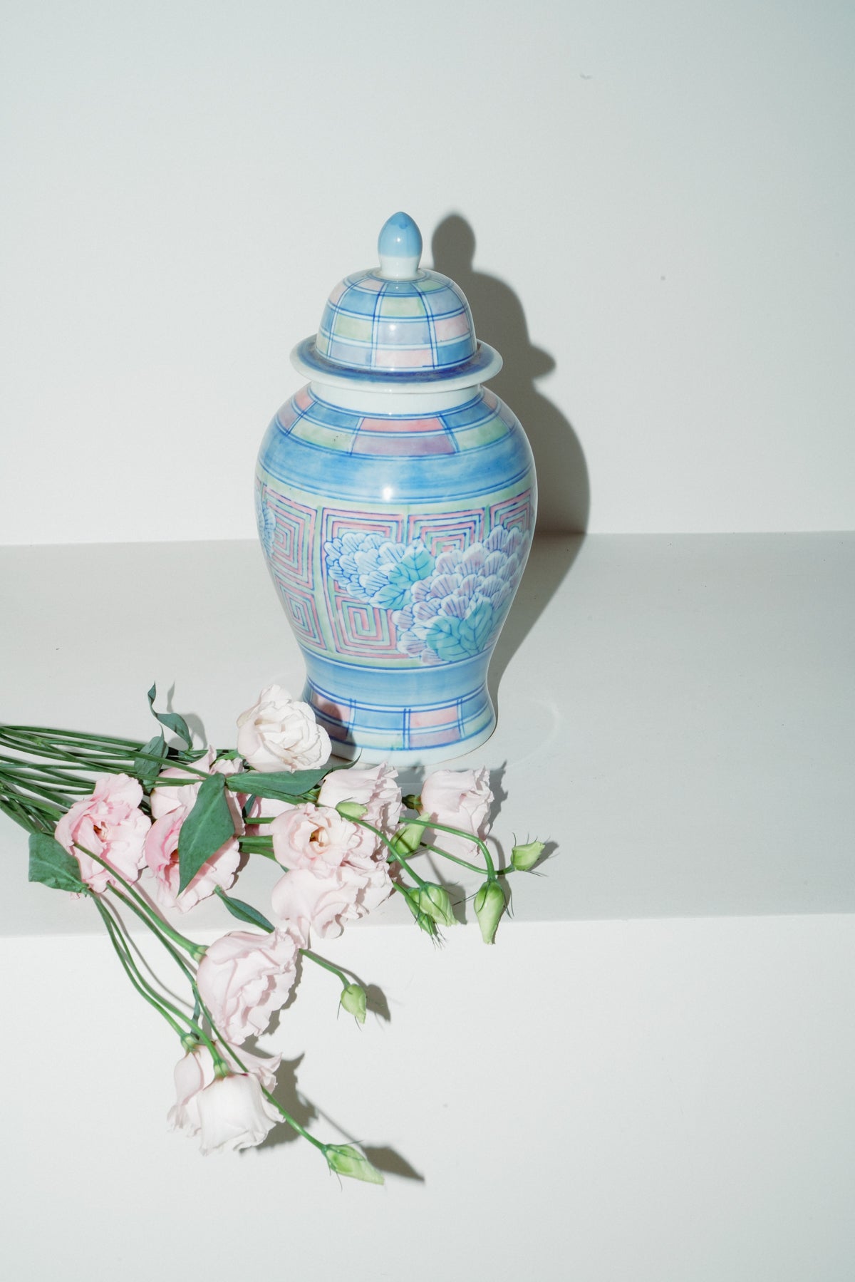 Chinoiserie porcelain temple jar, turquoise with flowers