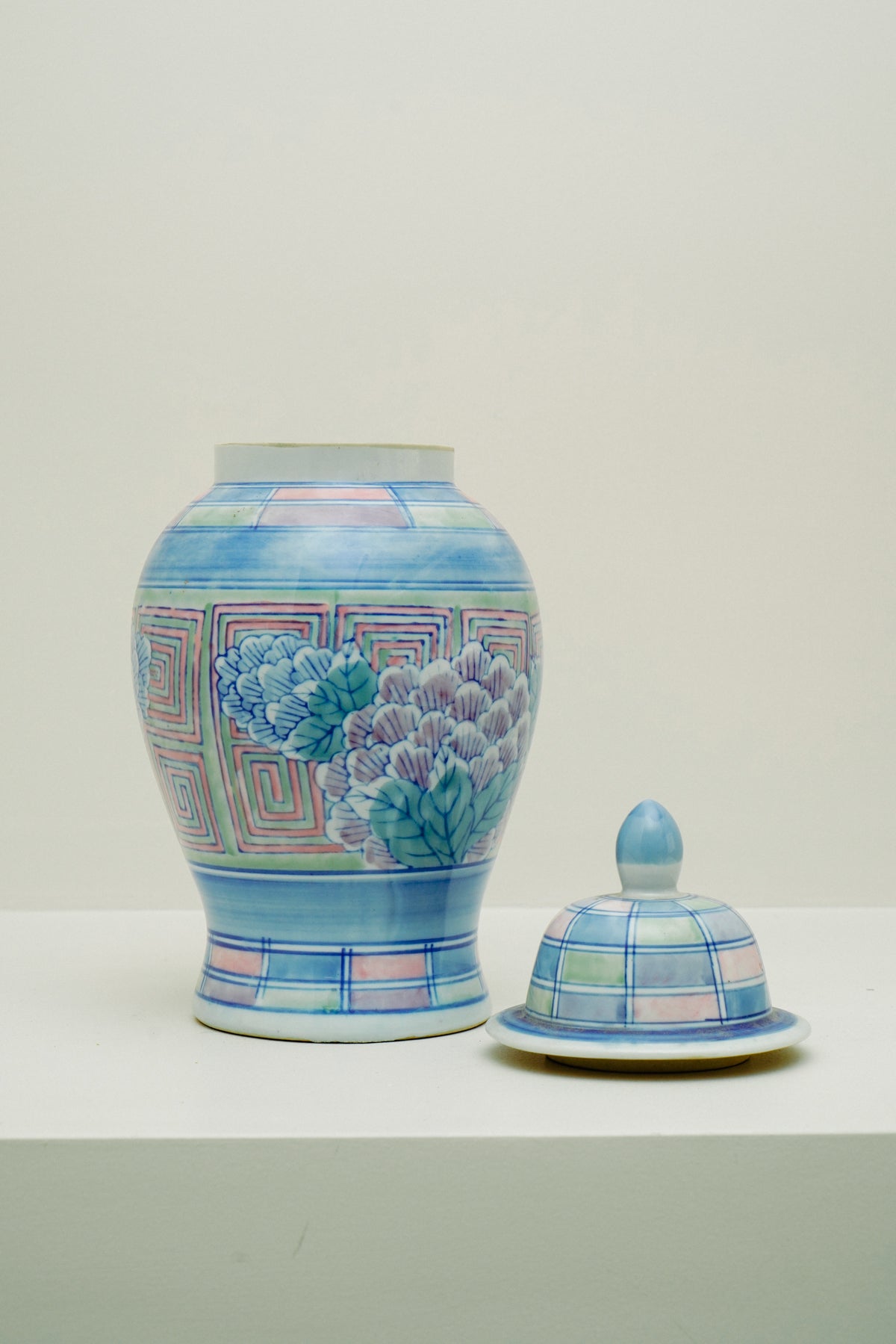 Chinoiserie porcelain temple jar, turquoise with flowers