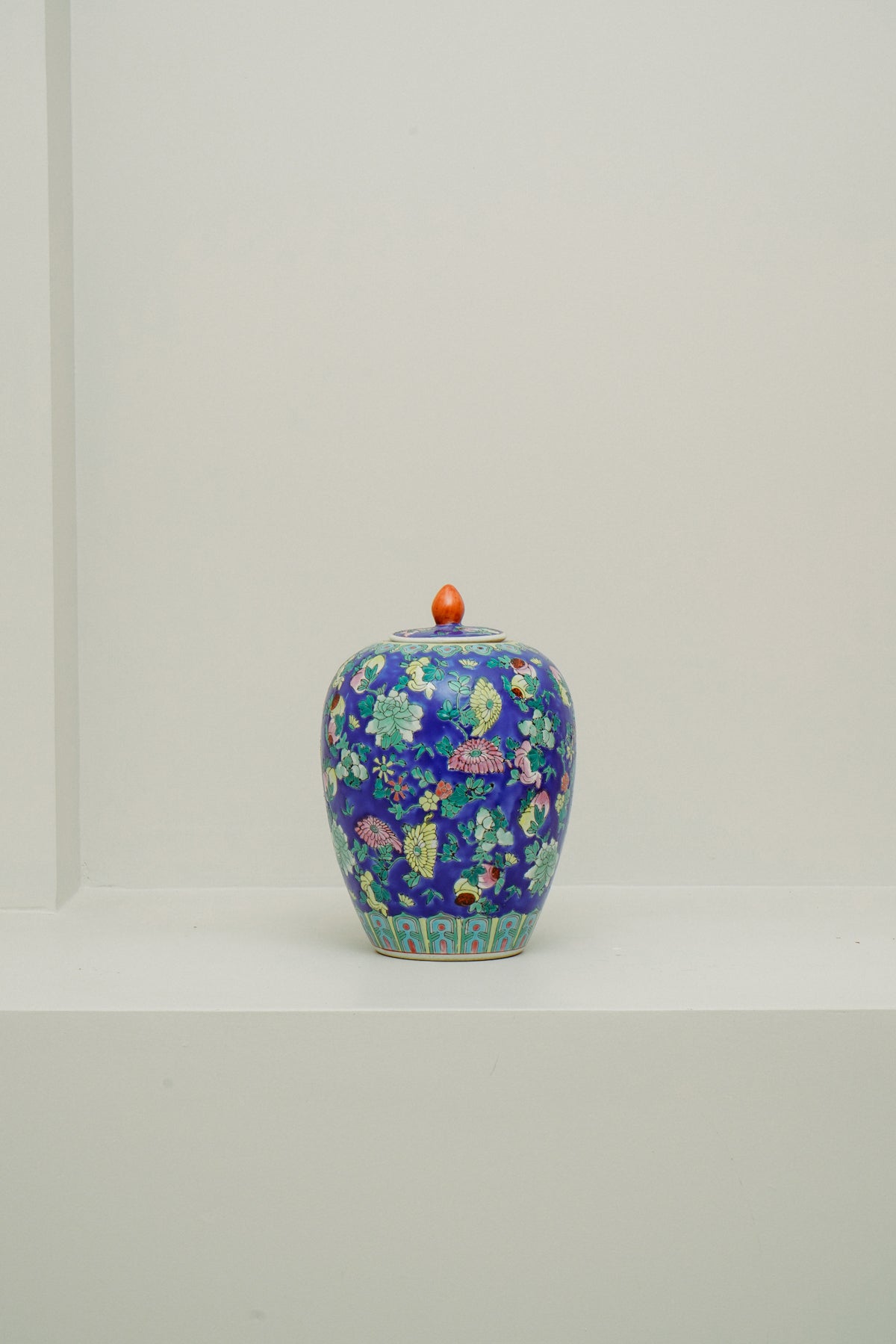Chinoiserie porcelain temple jar, gitane with flowers