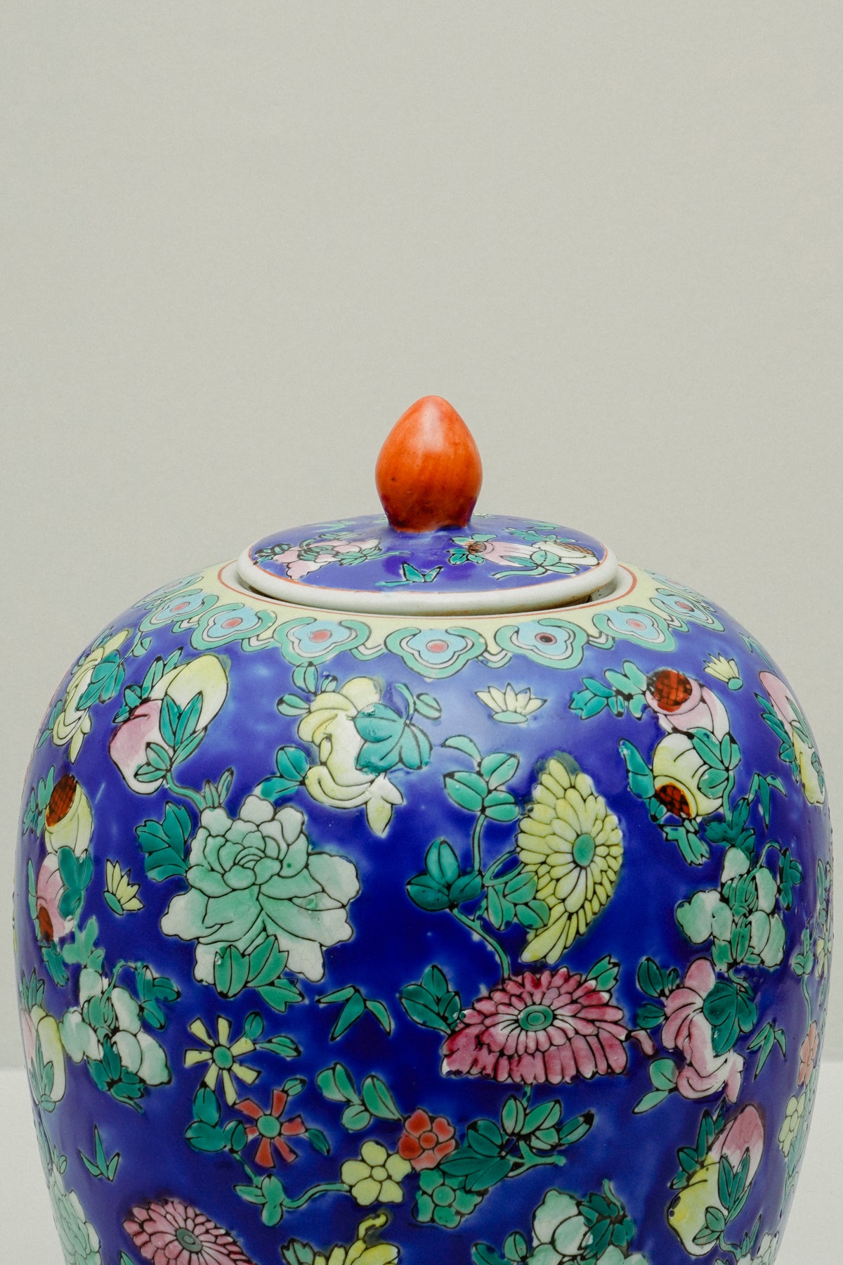 Chinoiserie porcelain temple jar, gitane with flowers