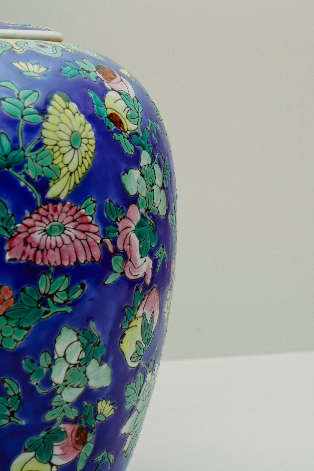 Chinoiserie porcelain temple jar, gitane with flowers