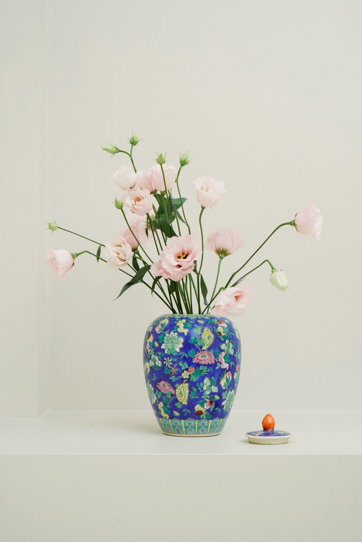 Chinoiserie porcelain temple jar, gitane with flowers