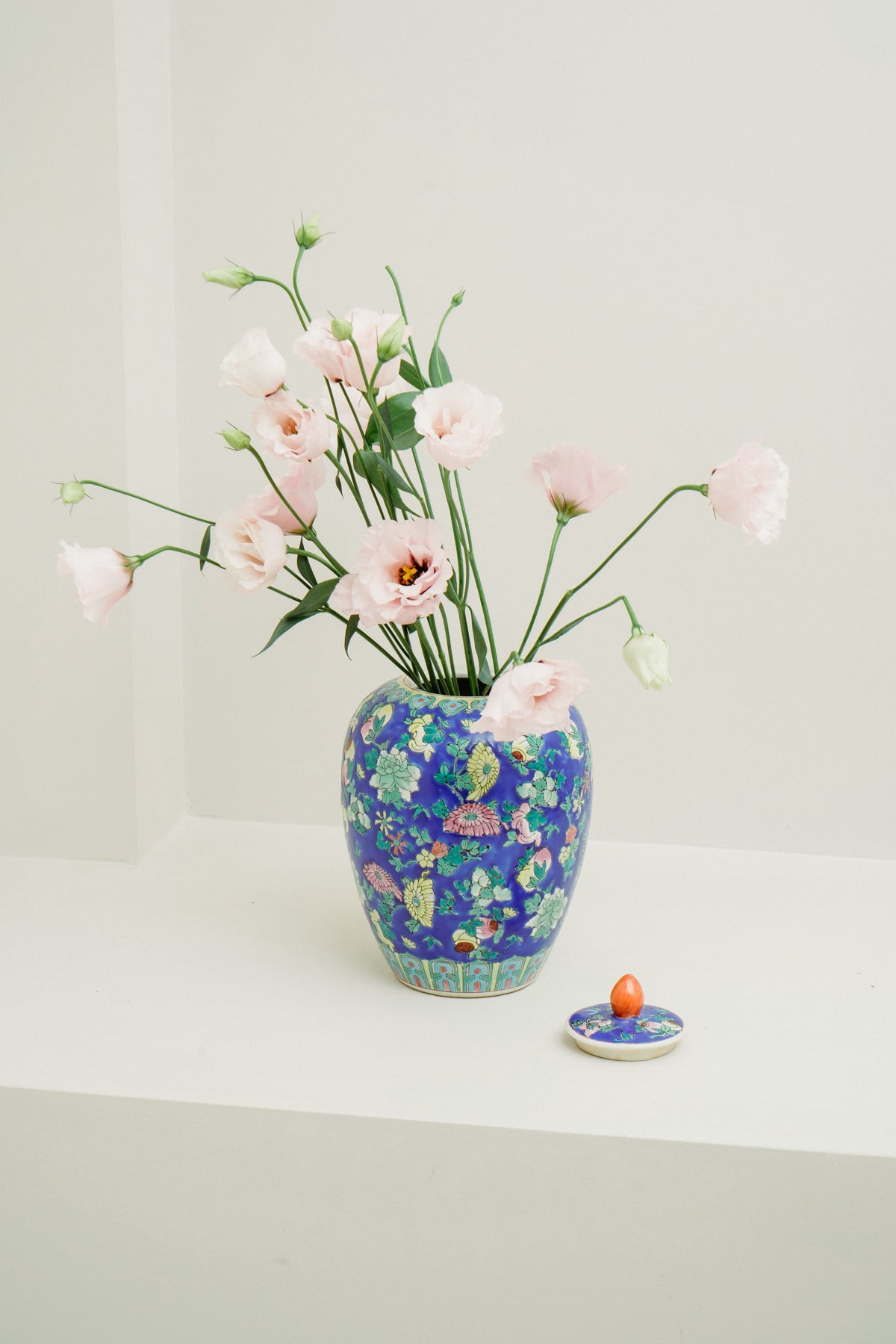 Chinoiserie porcelain temple jar, gitane with flowers