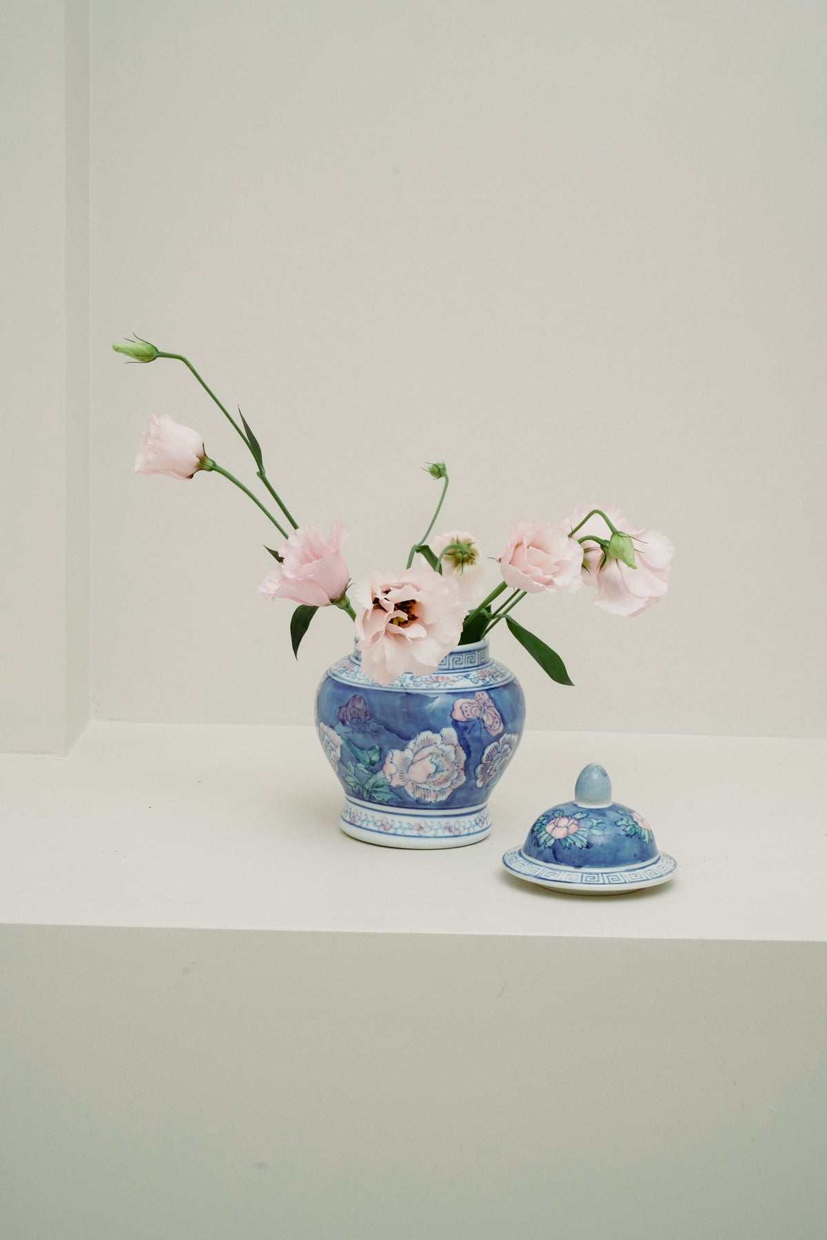 Chinoiserie porcelain temple jar, blue with flowers