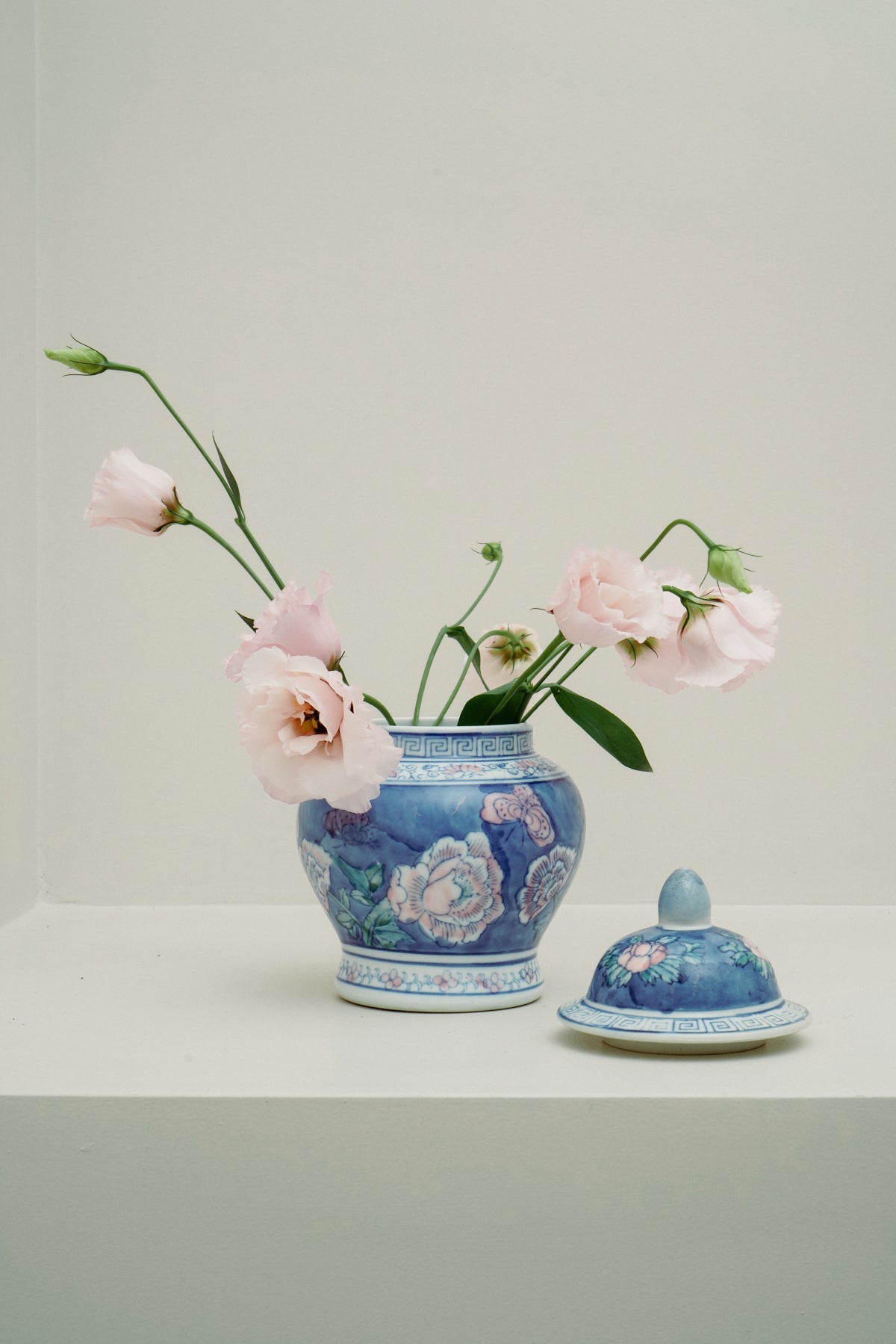 Chinoiserie porcelain temple jar, blue with flowers