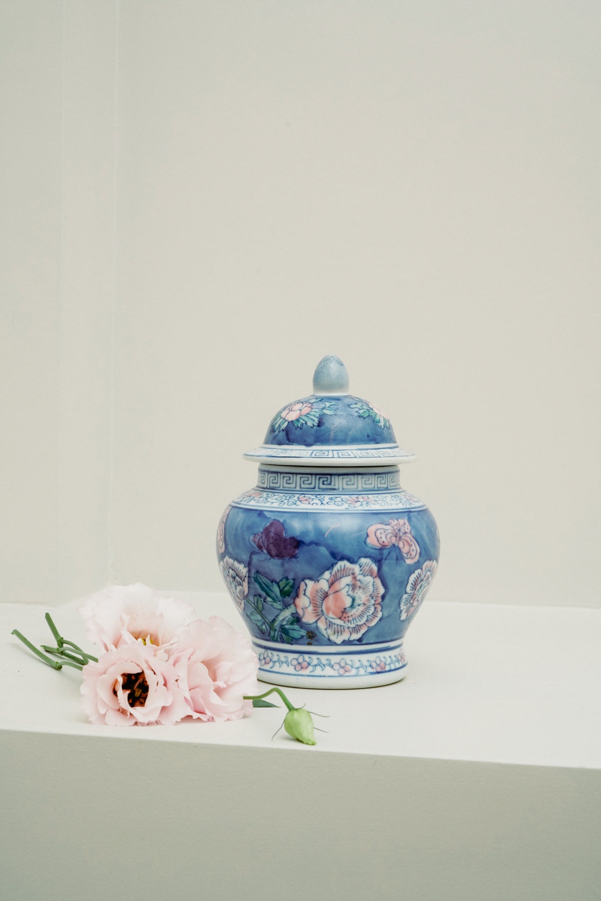 Chinoiserie porcelain temple jar, blue with flowers
