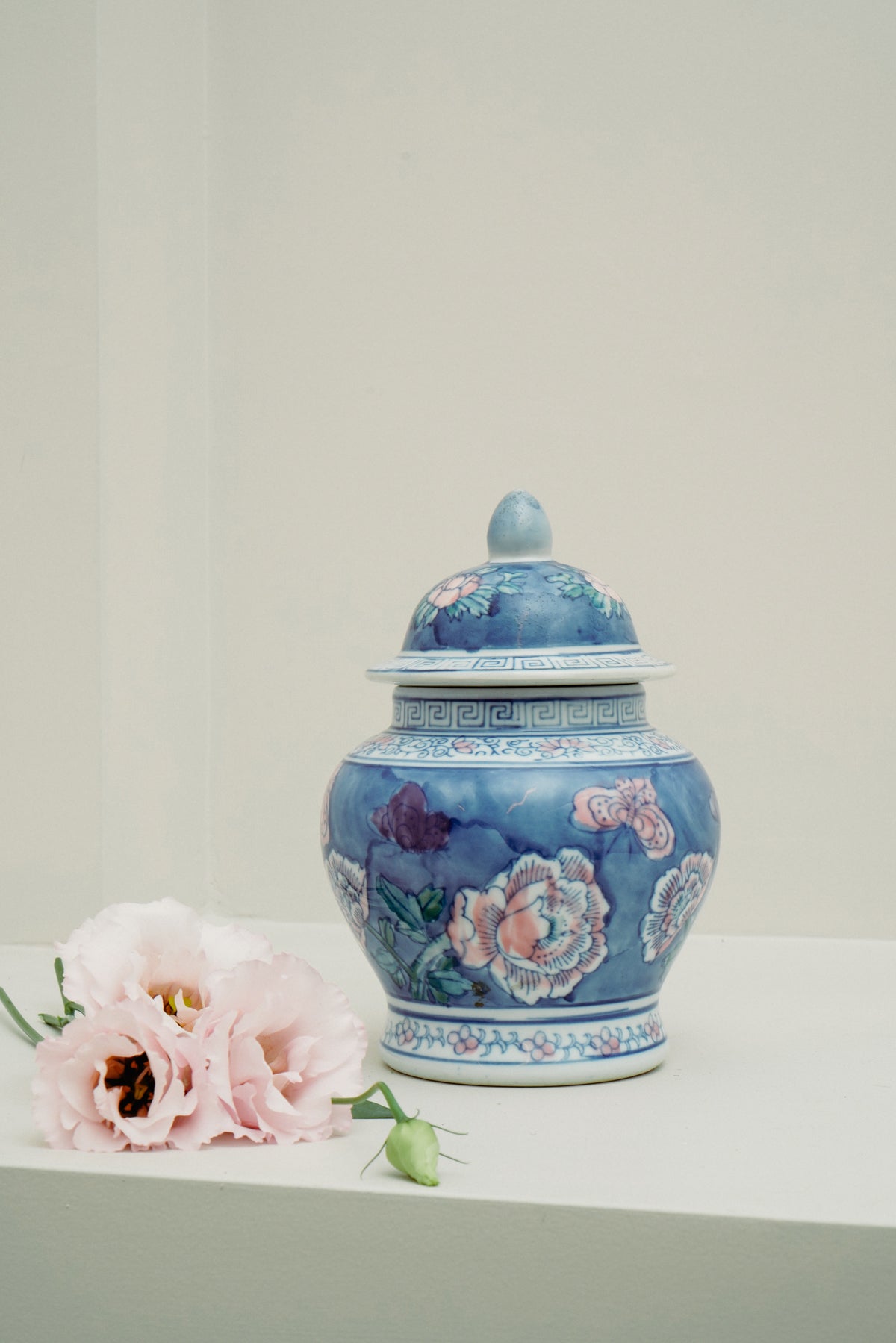 Chinoiserie porcelain temple jar, blue with flowers