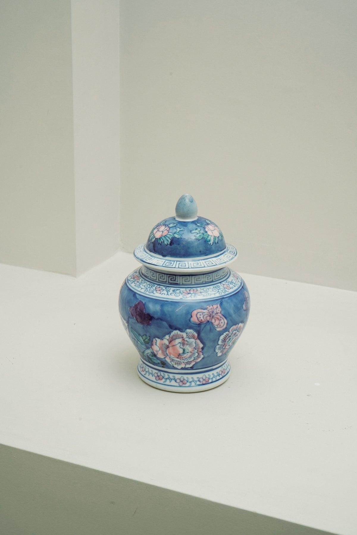 Chinoiserie porcelain temple jar, blue with flowers