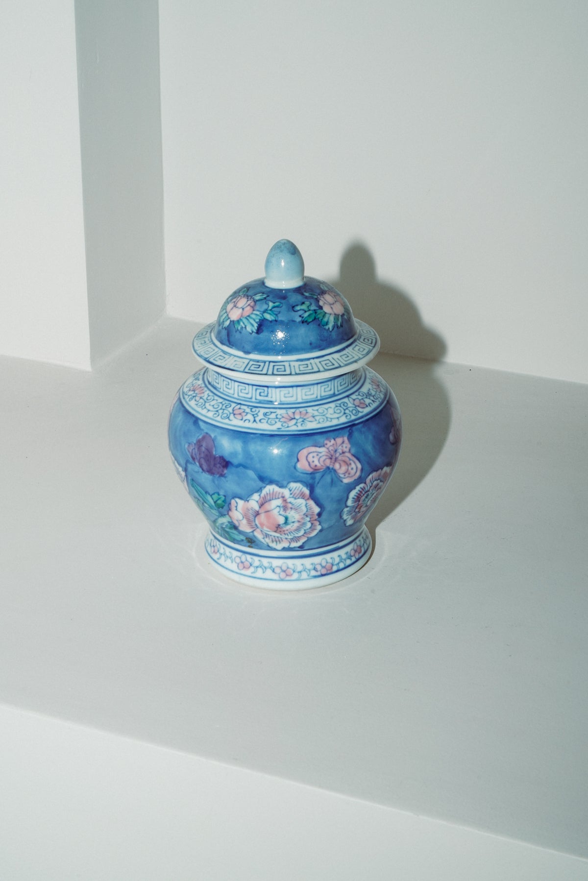 Chinoiserie porcelain temple jar, blue with flowers