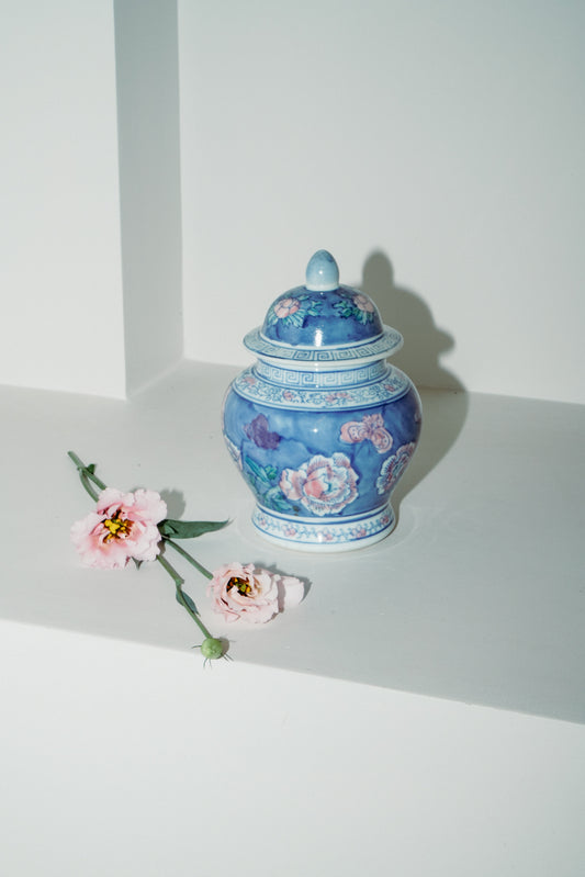 Chinoiserie porcelain temple jar, blue with flowers
