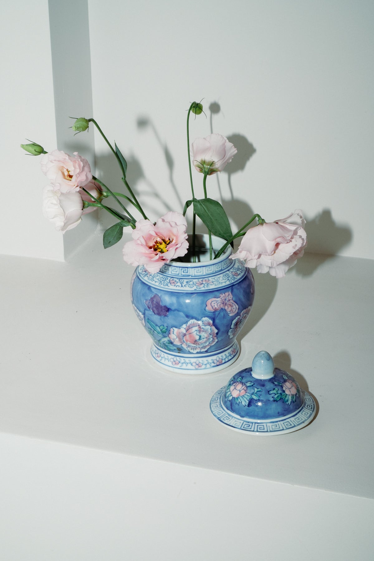 Chinoiserie porcelain temple jar, blue with flowers