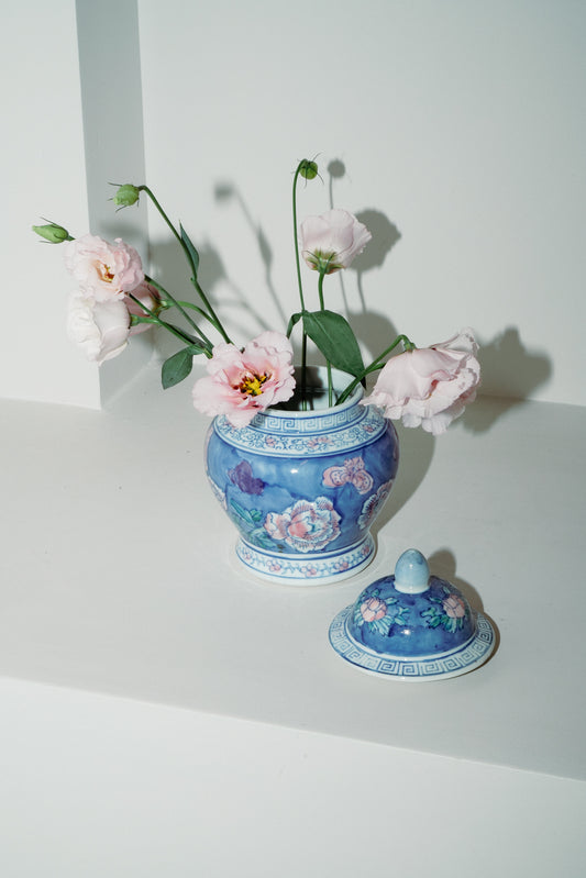 Chinoiserie porcelain temple jar, blue with flowers