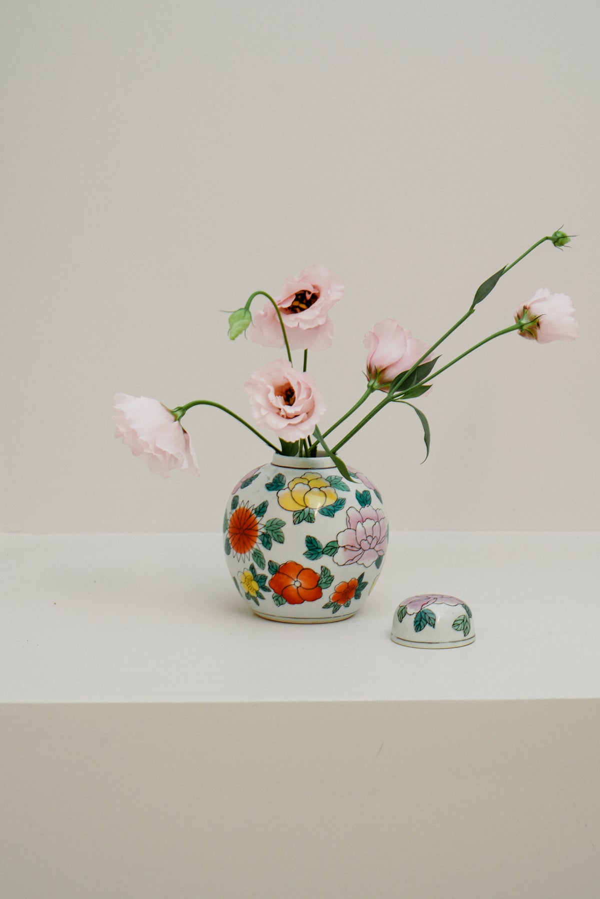 Chinoiserie porcelain temple jar, white with flowers
