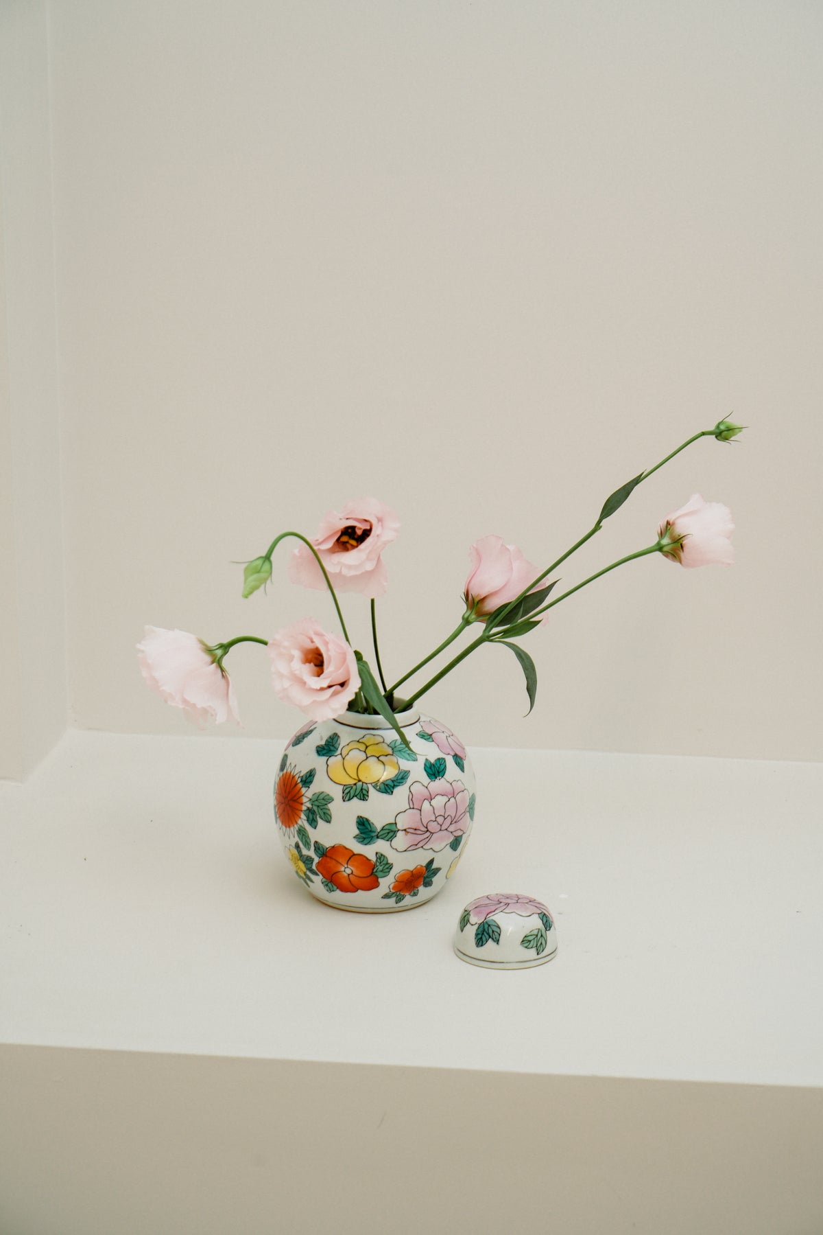 Chinoiserie porcelain temple jar, white with flowers