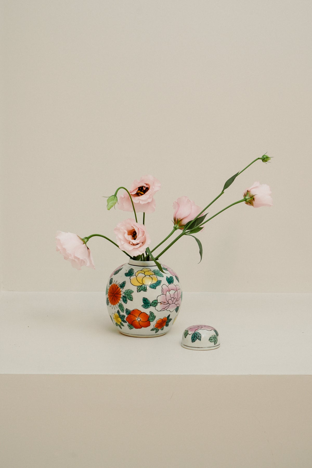 Chinoiserie porcelain temple jar, white with flowers