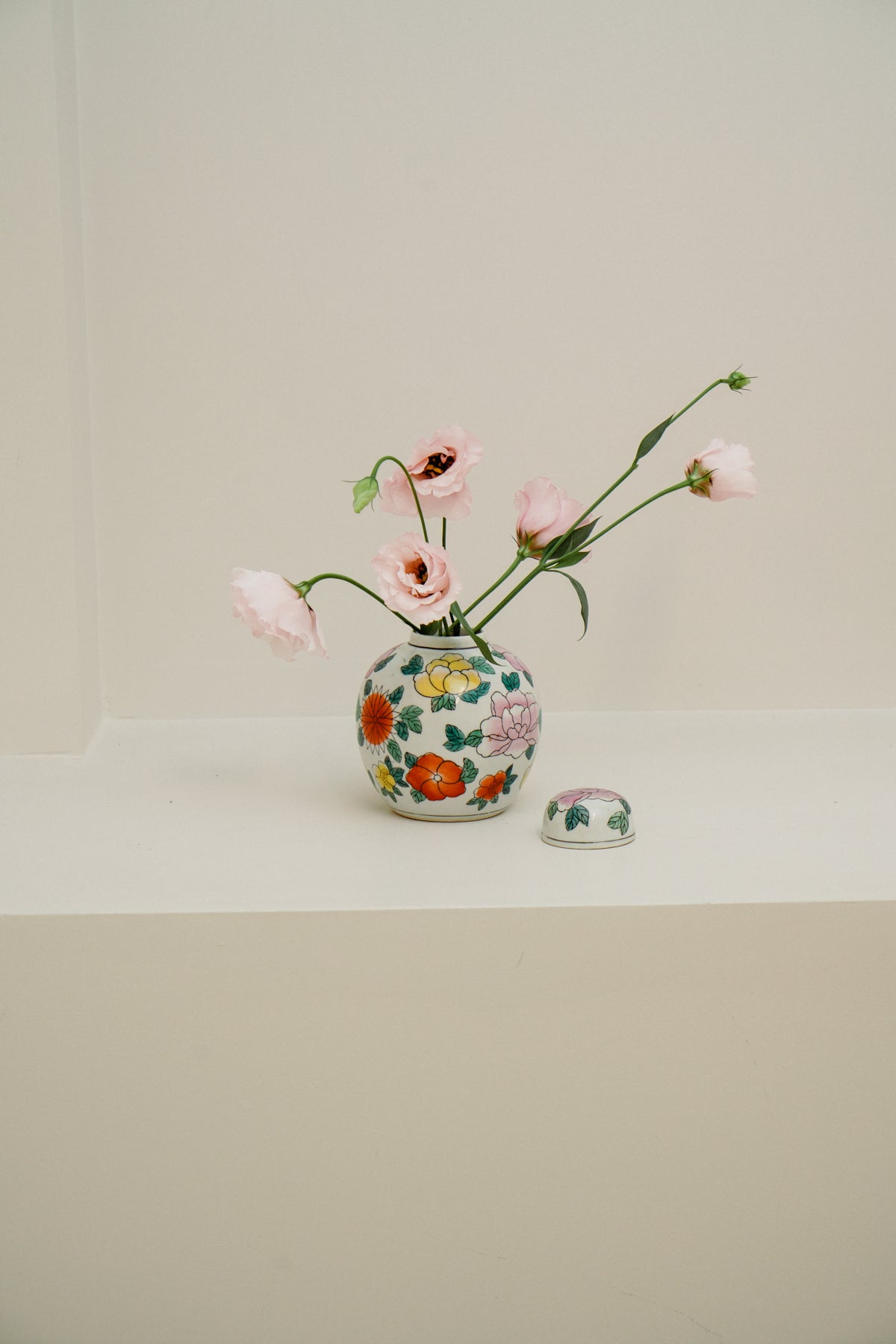 Chinoiserie porcelain temple jar, white with flowers