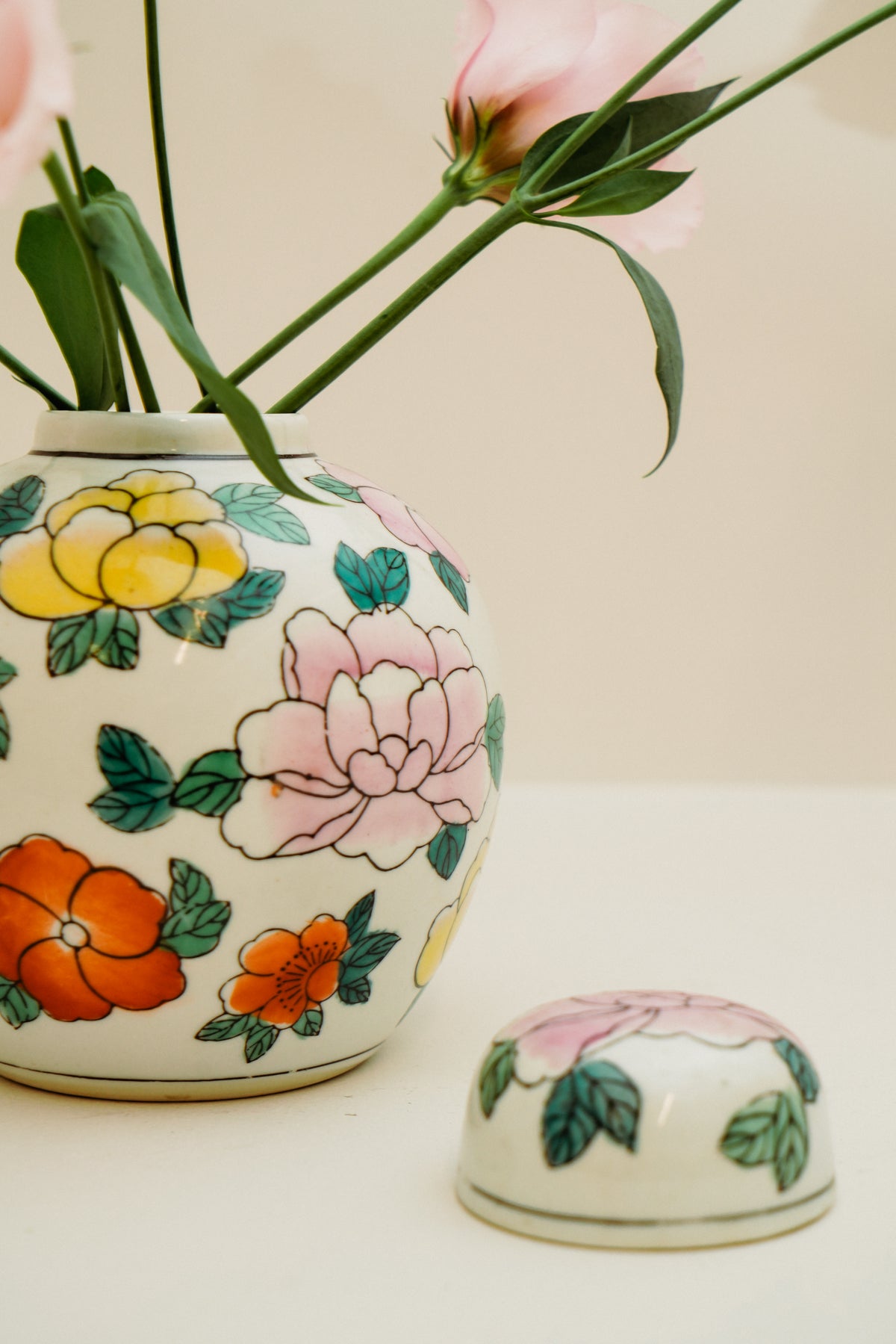 Chinoiserie porcelain temple jar, white with flowers